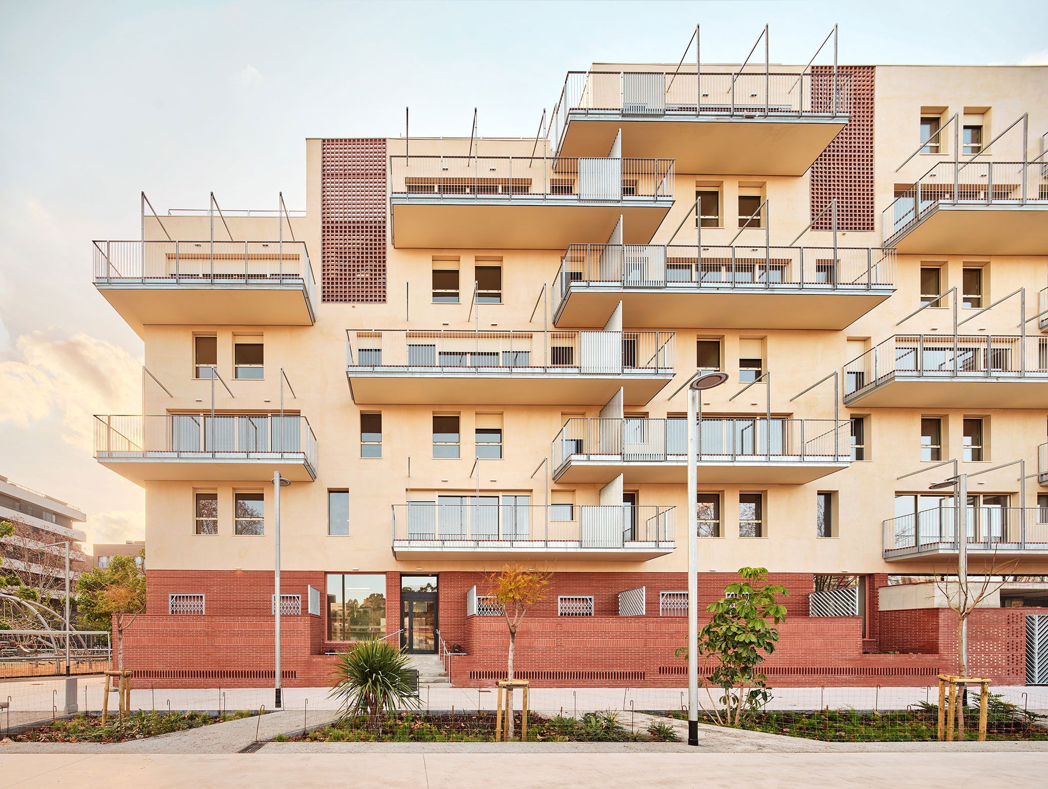 DE PEUS A TERRA por MADhel, MARMOLBRAVO y Miel Arquitectos. Fotografía por Jose Hevia.