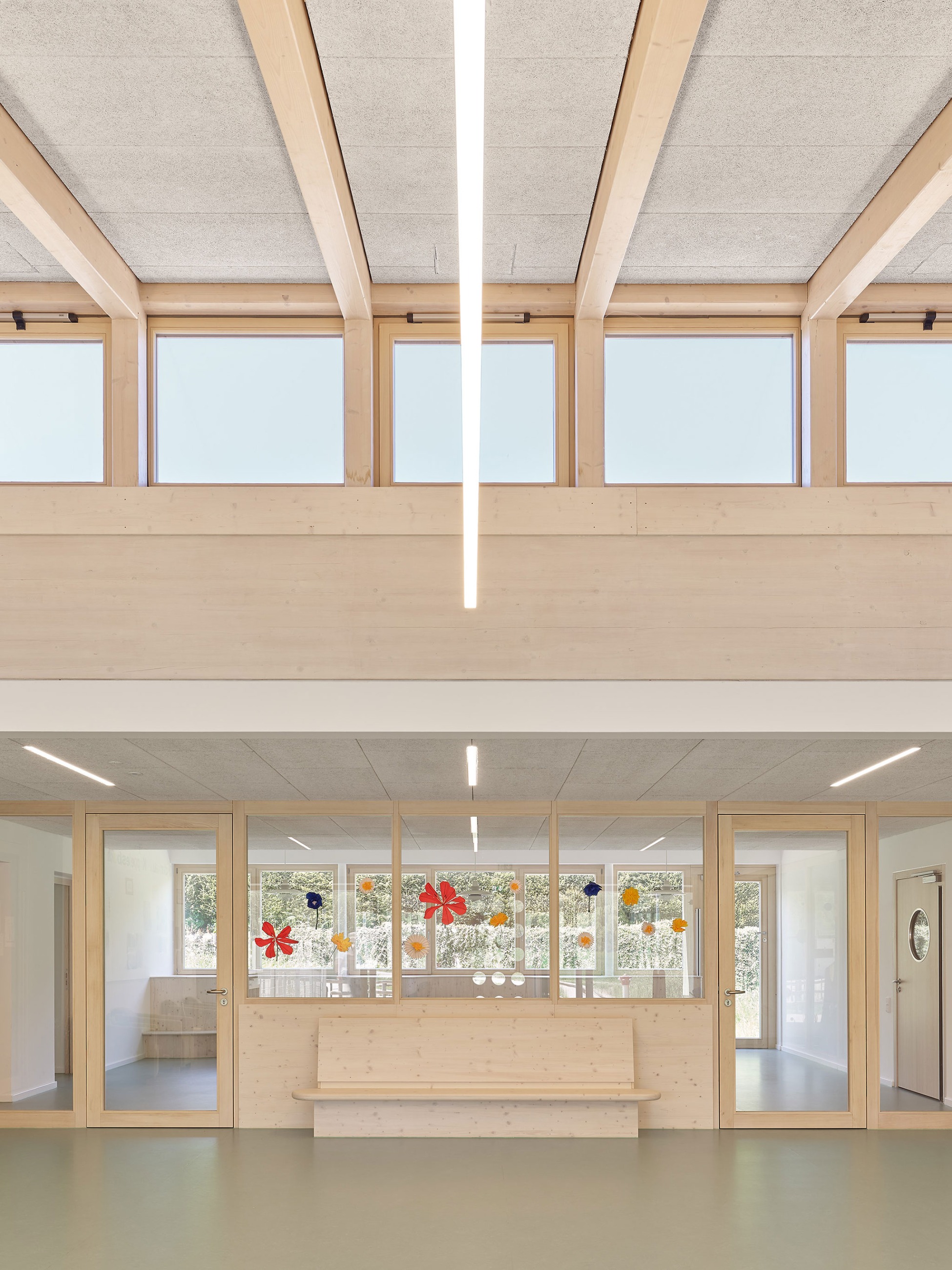 Guardería Koppelesbach por schleicher.ragaller architekten. Fotografía por Zooey Braun. Guardería Koppelesbach por schleicher.ragaller architekten. Fotografía por Zooey Braun.