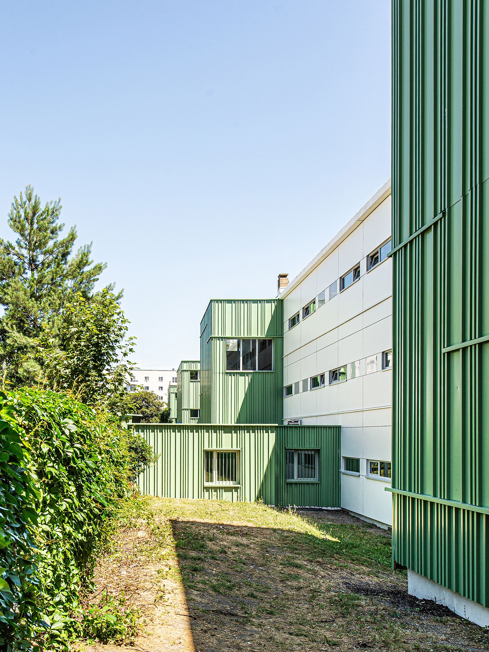 Marcel Cachin school & Siloé Leisure Centre by Swan architectes. Photograph by Swan architectes.