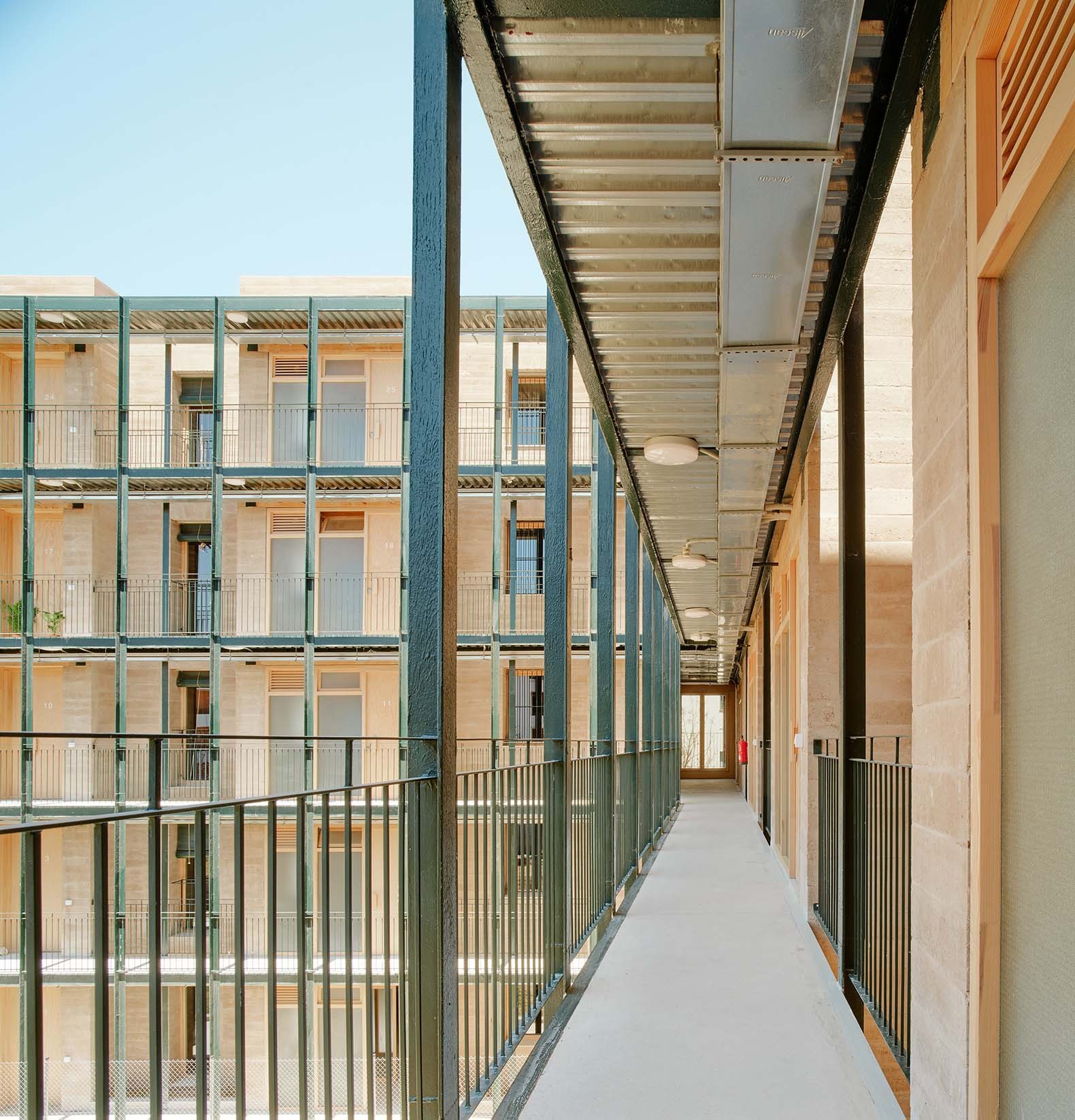 Tradition and sustainability. 30+8 social housing units by Vivas