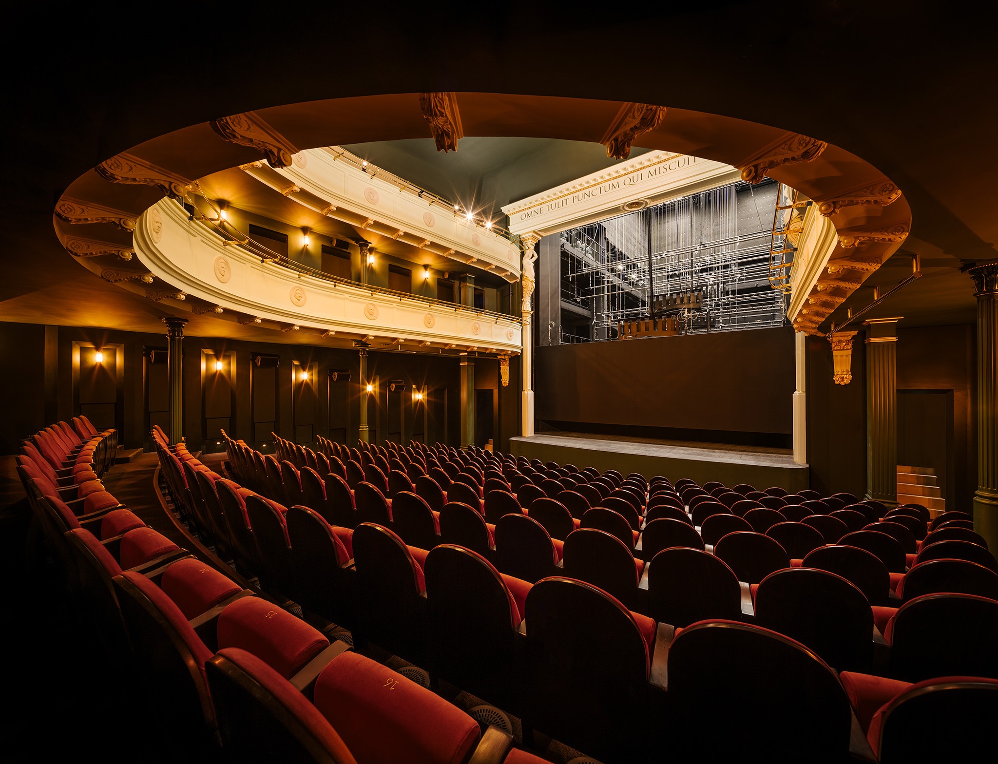 Teatro Żeromski en Kielce por WXCA. Fotografía por Nate Cook.