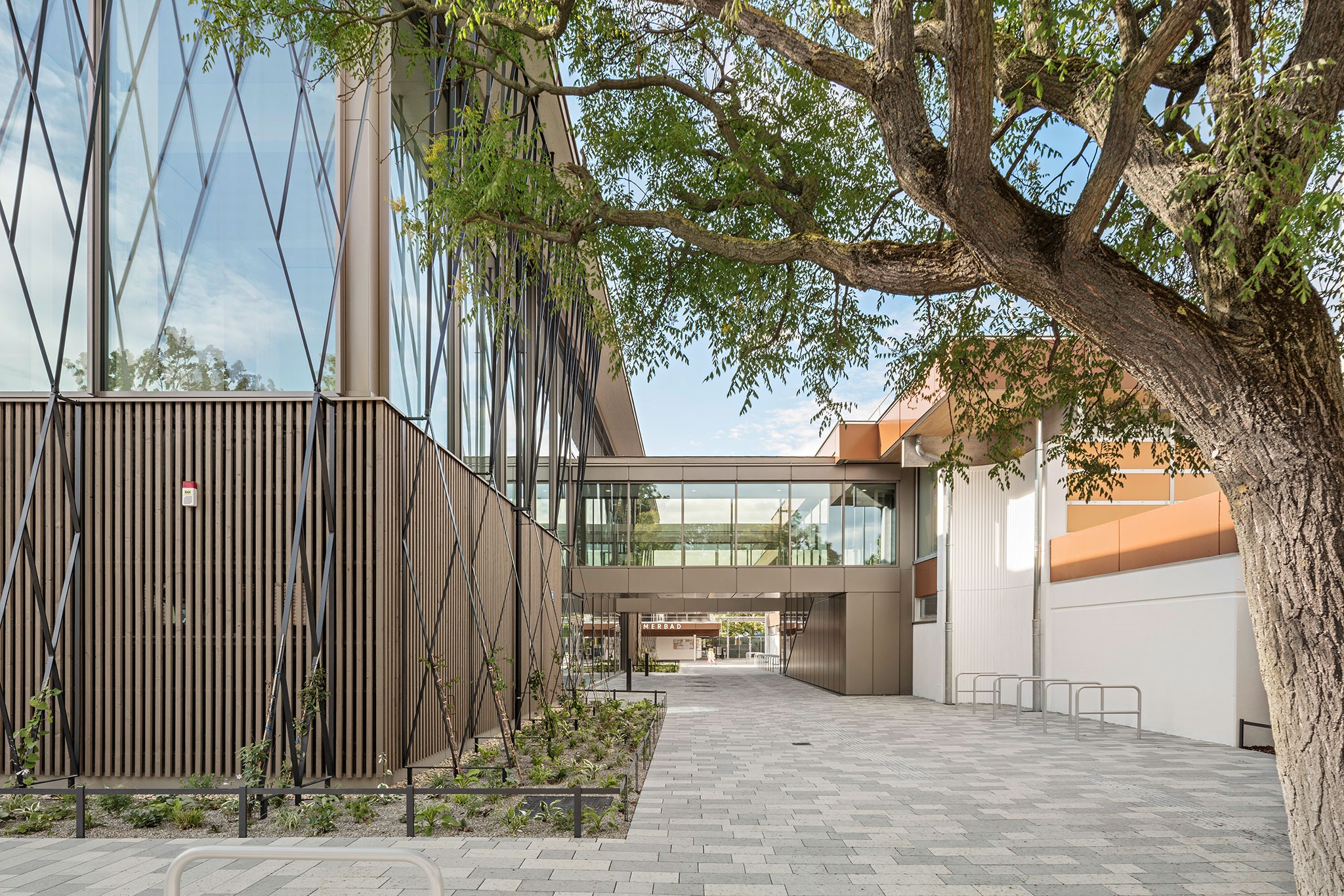 Piscina pública Großfeldsiedlung por Illiz Architektur. Fotografía por Hertha Hurnaus. 