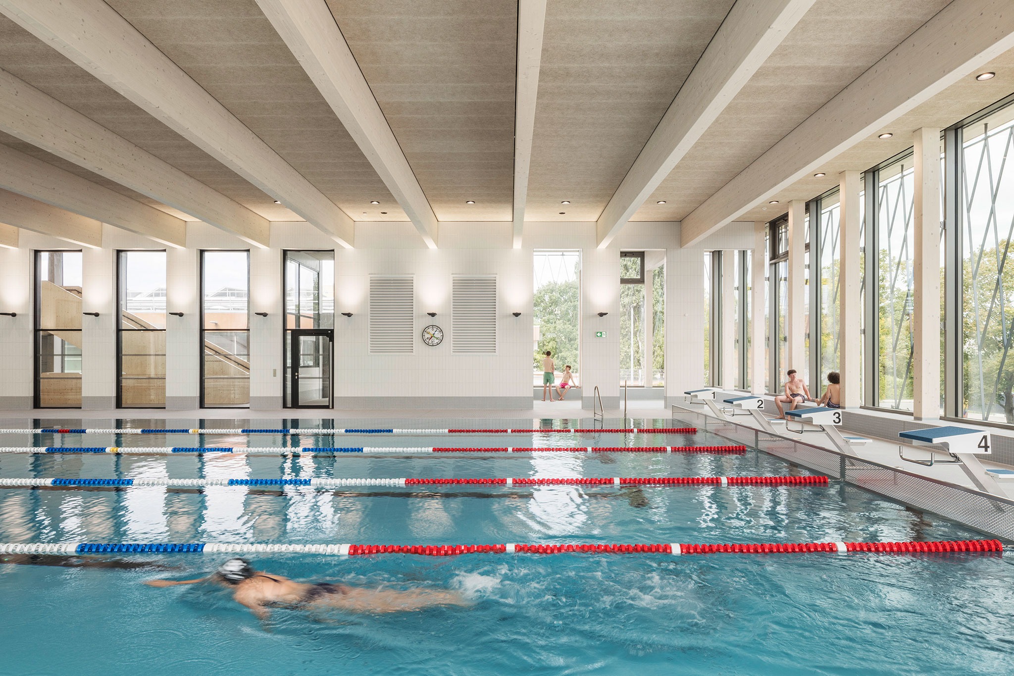 Piscina pública Großfeldsiedlung por Illiz Architektur. Fotografía por Hertha Hurnaus. 