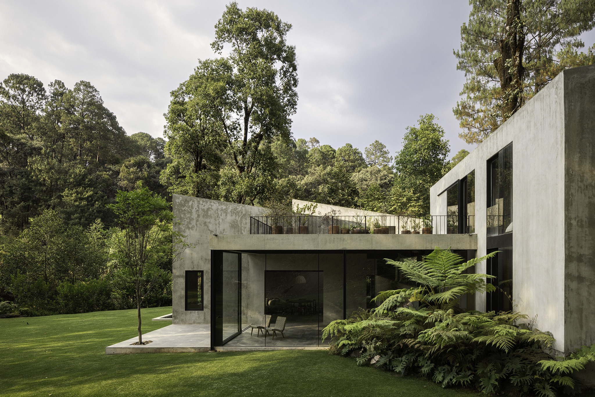 House in Avándaro by Ignacio Urquiza and Ana Paula de Alba. Photograph by Rafael Gamo.