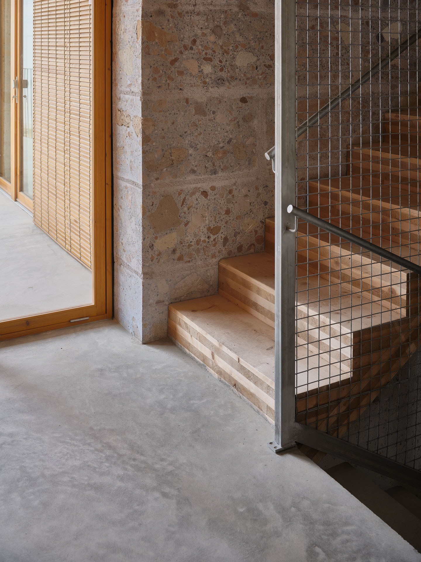 25 viviendas sociales por Harquitectes. Fotografía por Adrià Goula