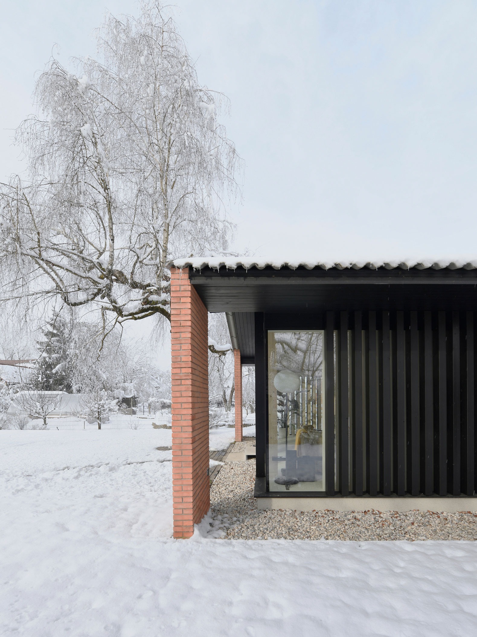 Casa bajo los álamos por OFIS arhitekti. Fotografía por Tomaž Gregorič.