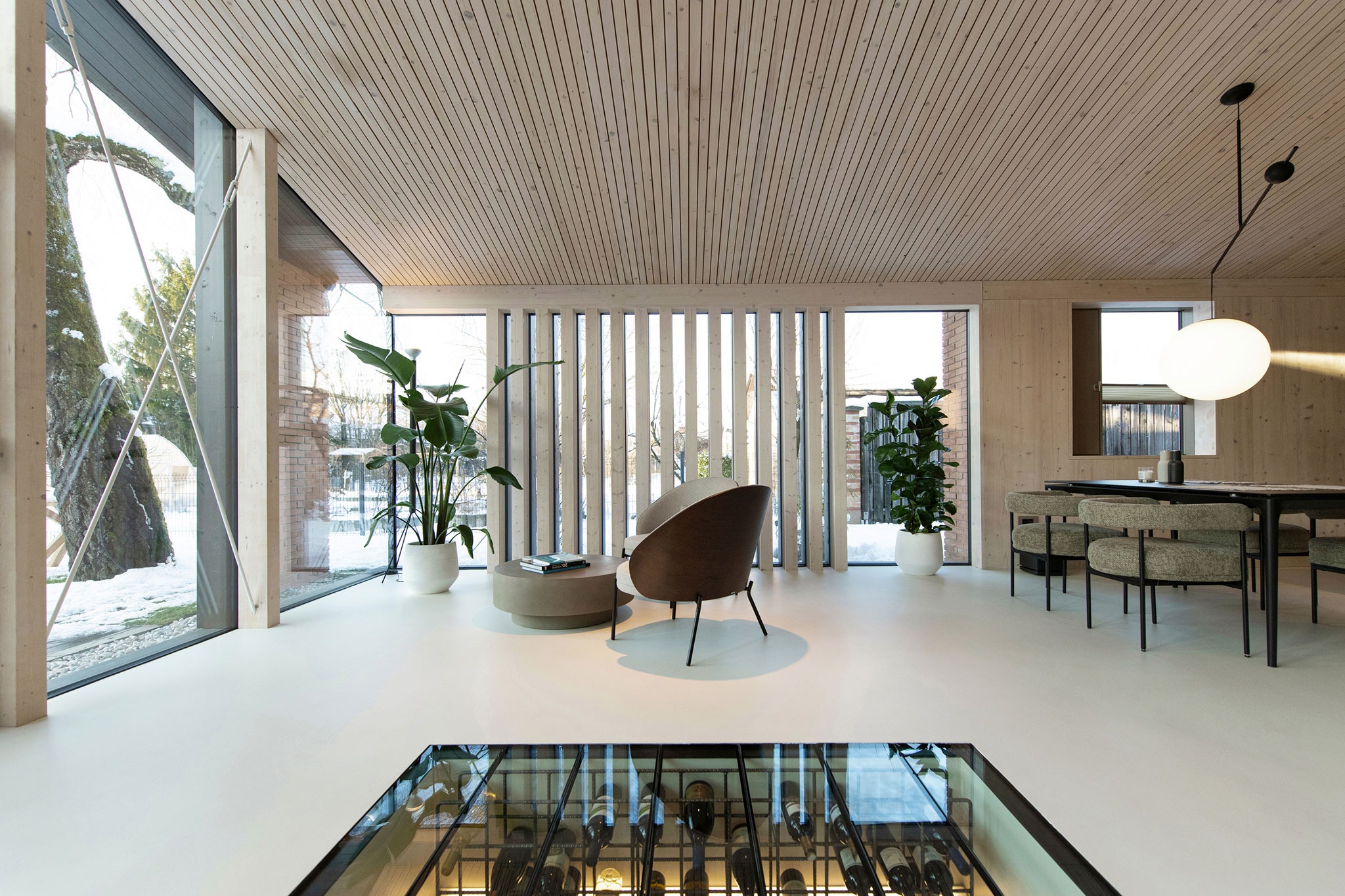 Casa bajo los álamos por OFIS arhitekti. Fotografía por Tomaž Gregorič.