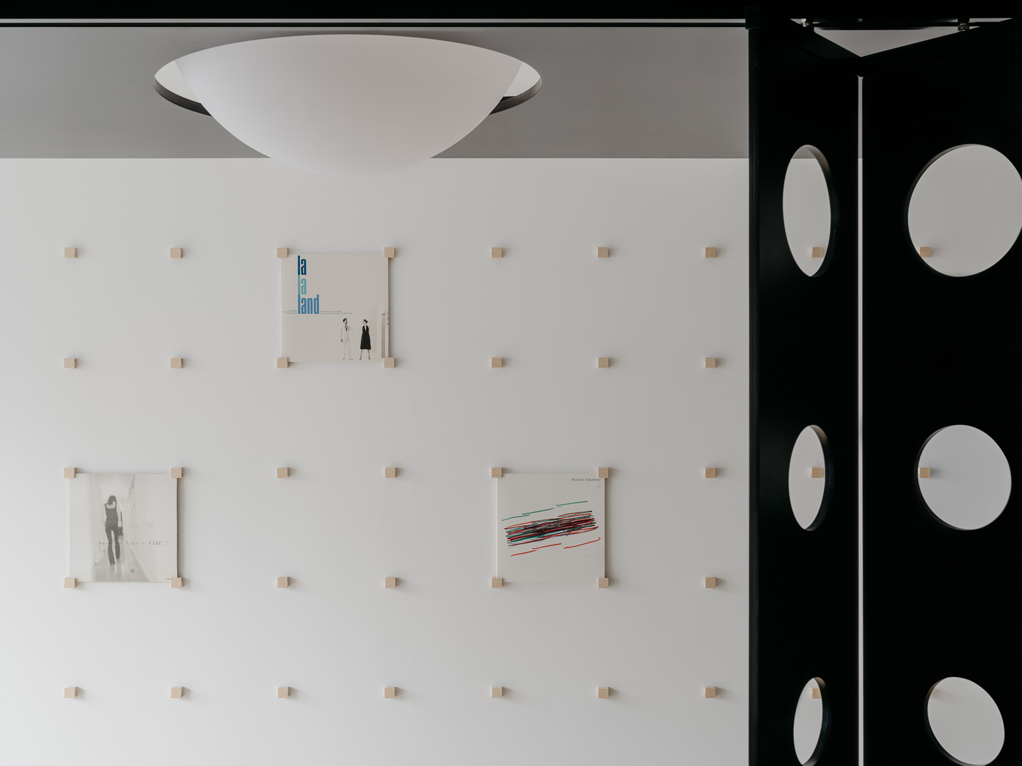 Walls are equipped with magnetic mounting systems. Baihua Bookstore by Tsing-Tien Making. Photograph by Wen Studio. 