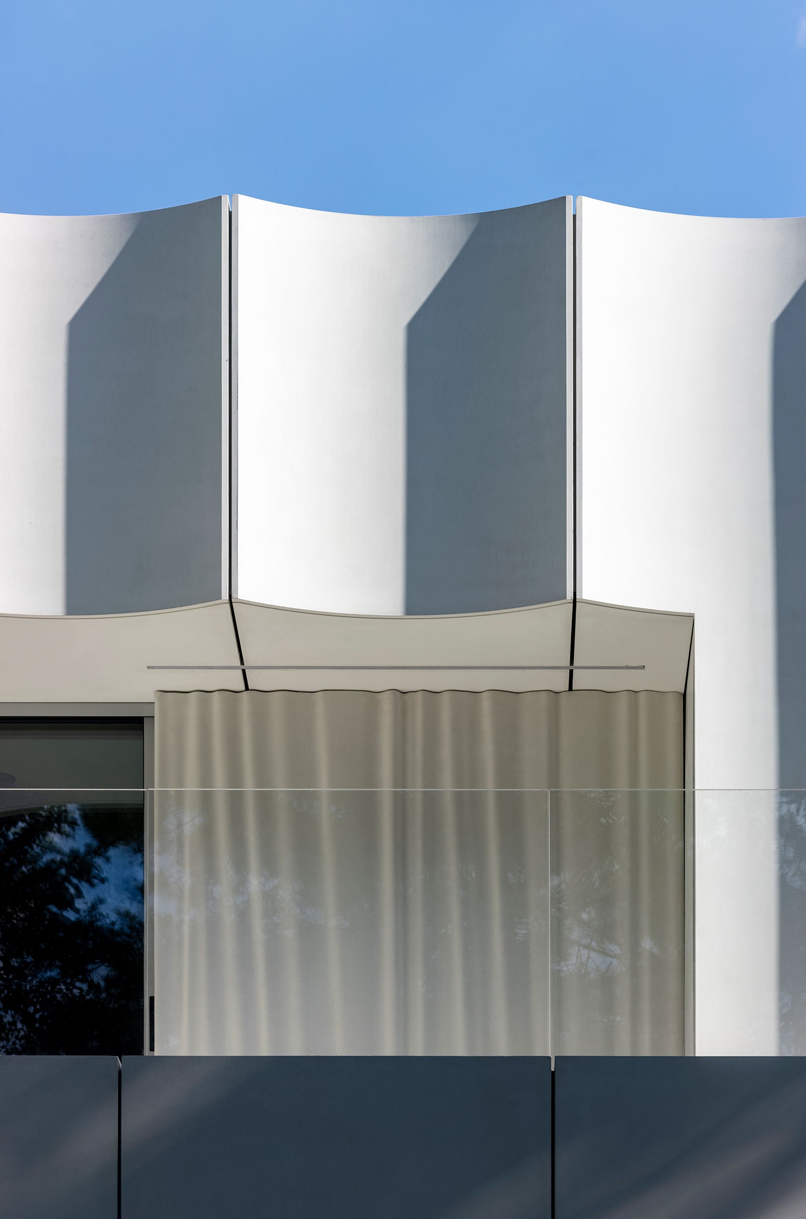 House in White by UCEES. Photograph by Paweł Ulatowski.