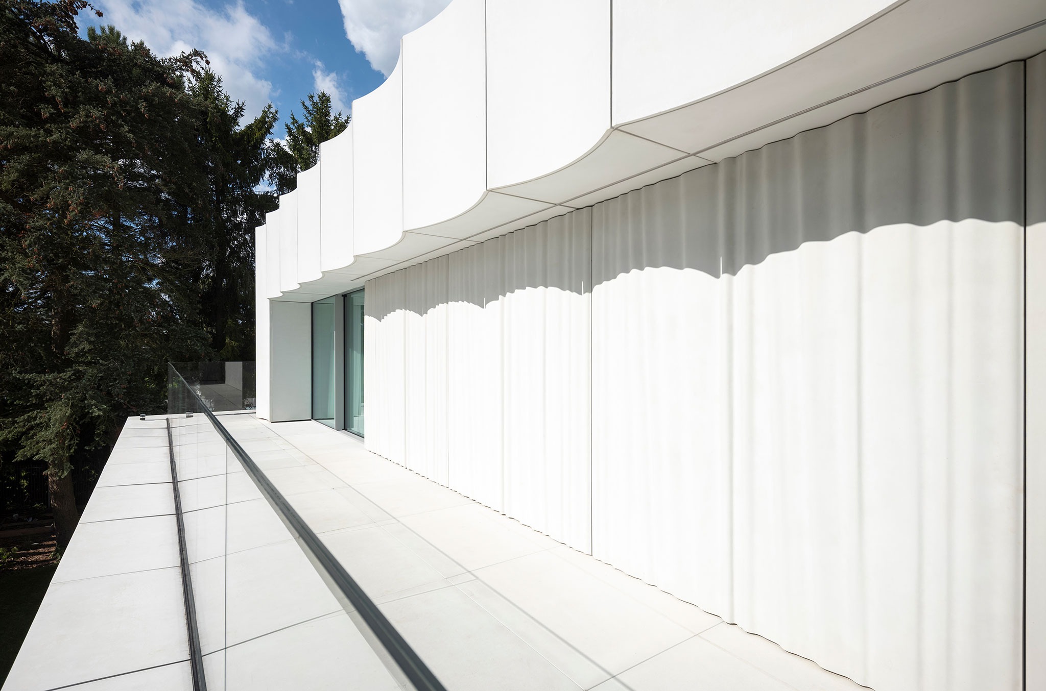 House in White by UCEES. Photograph by Paweł Ulatowski.