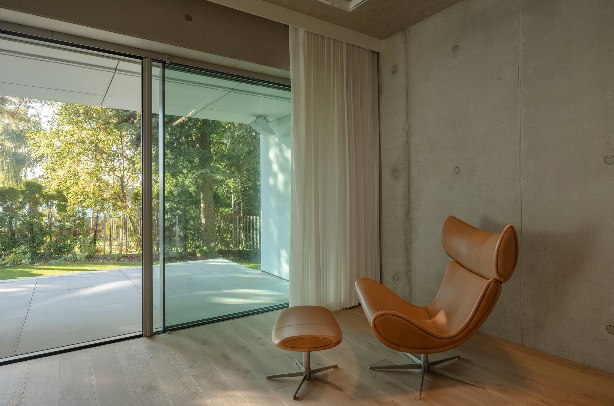 House in White by UCEES. Photograph by Paweł Ulatowski.