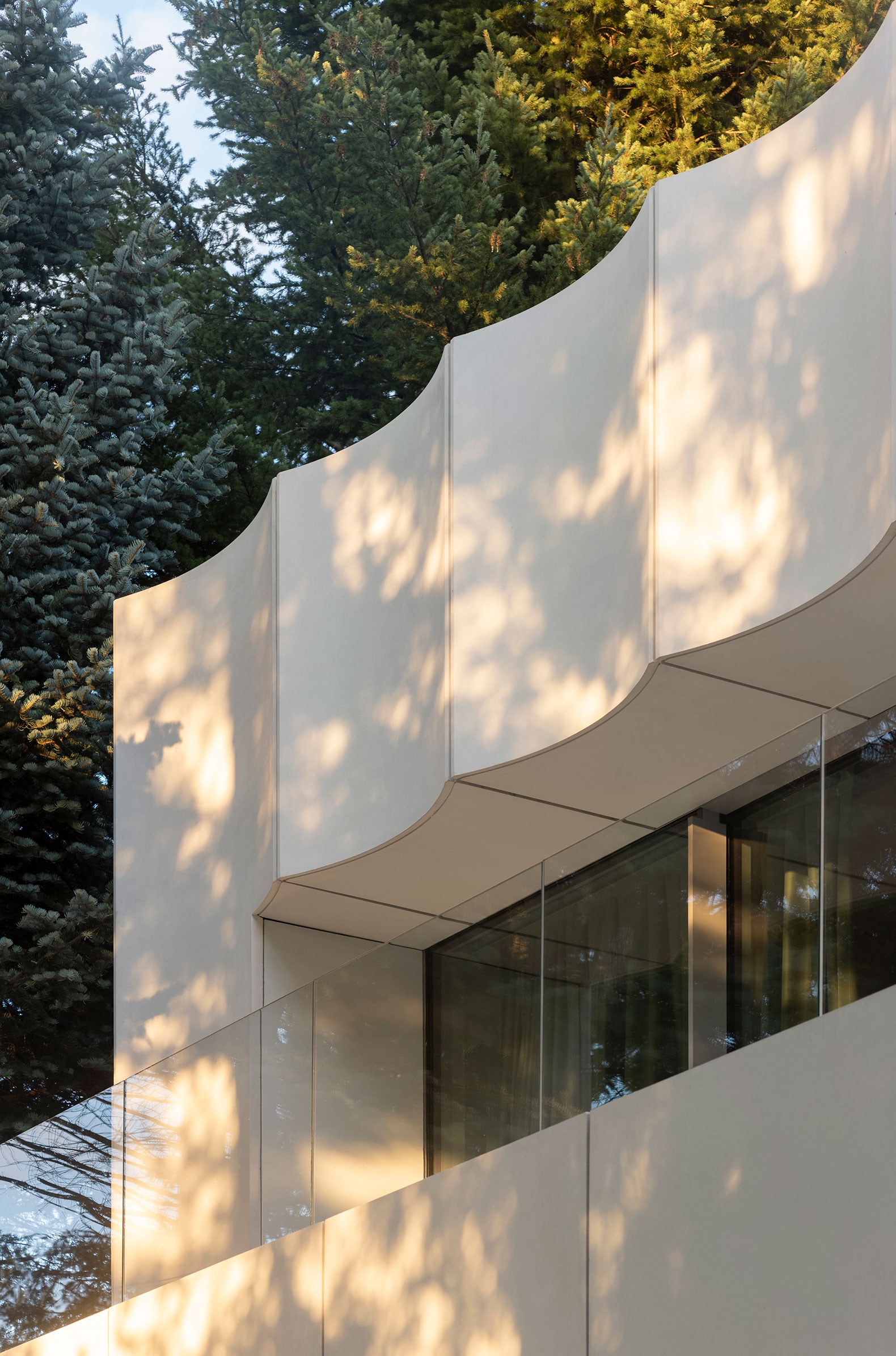 House in White by UCEES. Photograph by Paweł Ulatowski.