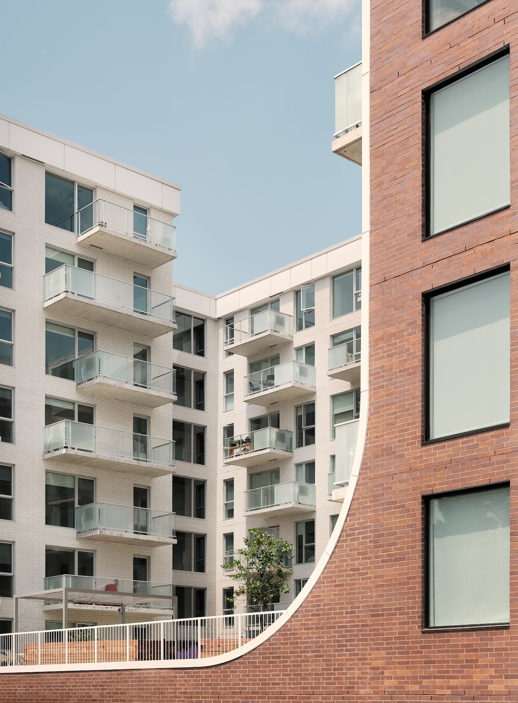 Mellem Les Trembles por ACDF architecture. Fotografía por Adrien Williams.