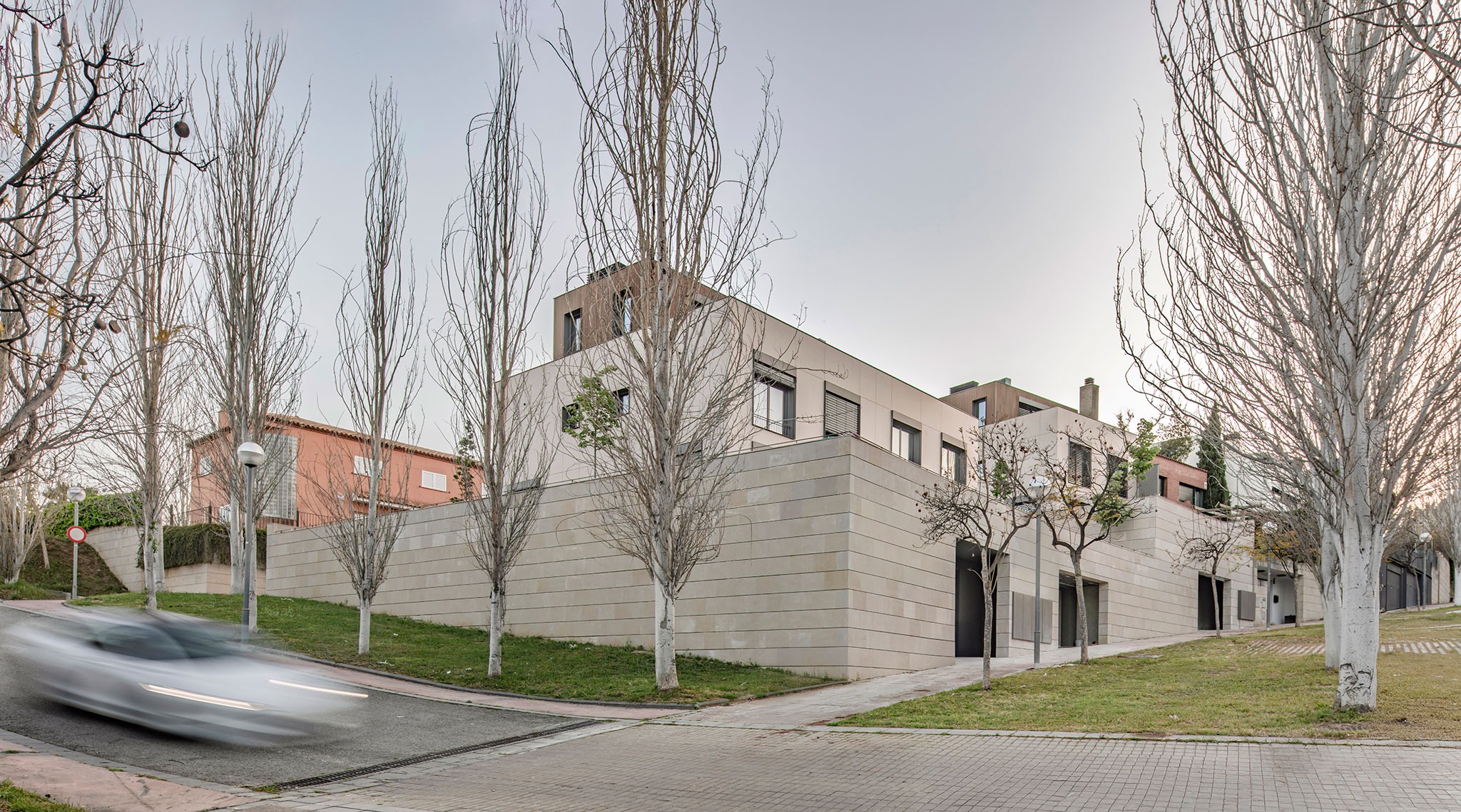 Tiana Hills por Sau taller d'Arquitectura. Fotografía por Andrés Flajszer. 