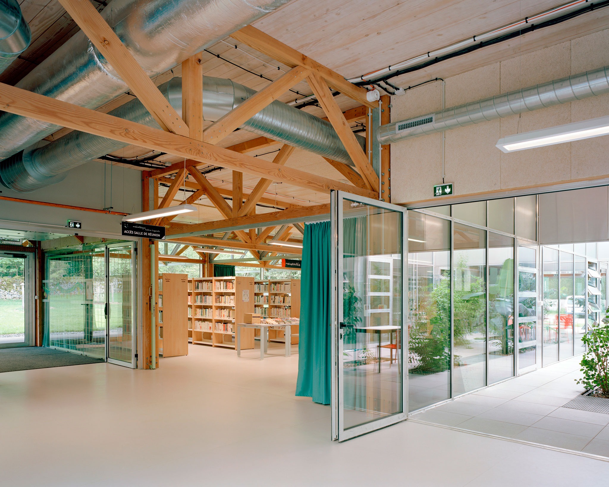 Le Foirail Multi-Service Center by Betillon & Freyermuth Architects + crypto architectes. Photograph by Maxime Delvaux.