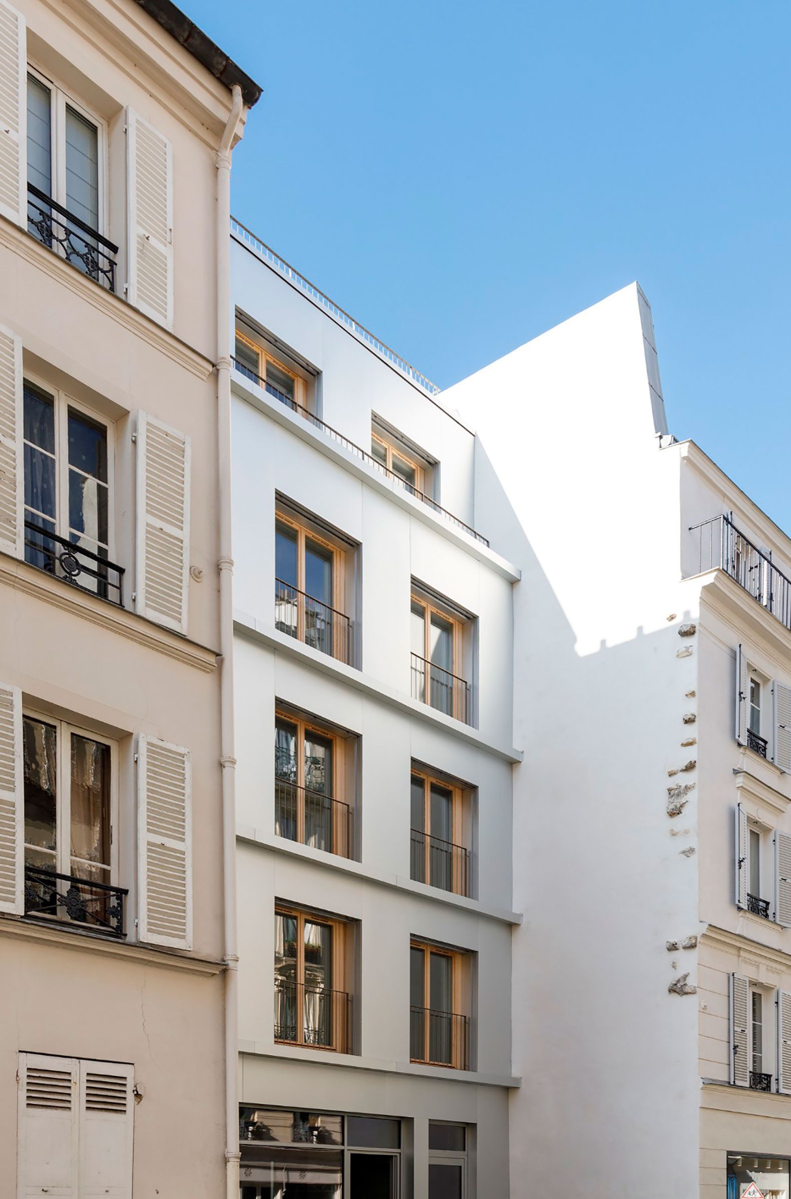 Conversión de un aparcamiento en una residencia de viviendas sociales por NZI Architectes. Fotografía por Frédéric Delangle. 