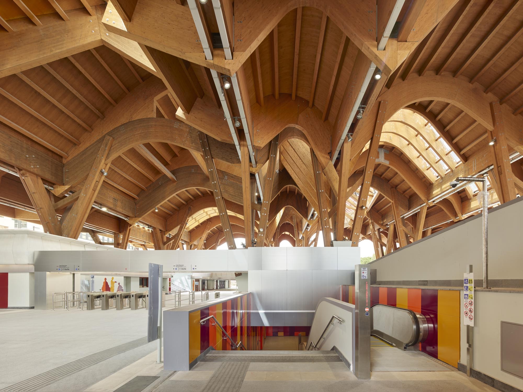 Centro Direzionale, Estación Central de Metro de Nápoles por Benedetta Tagliabue - EMBT Architects. Fotografía por Roland Halbe.