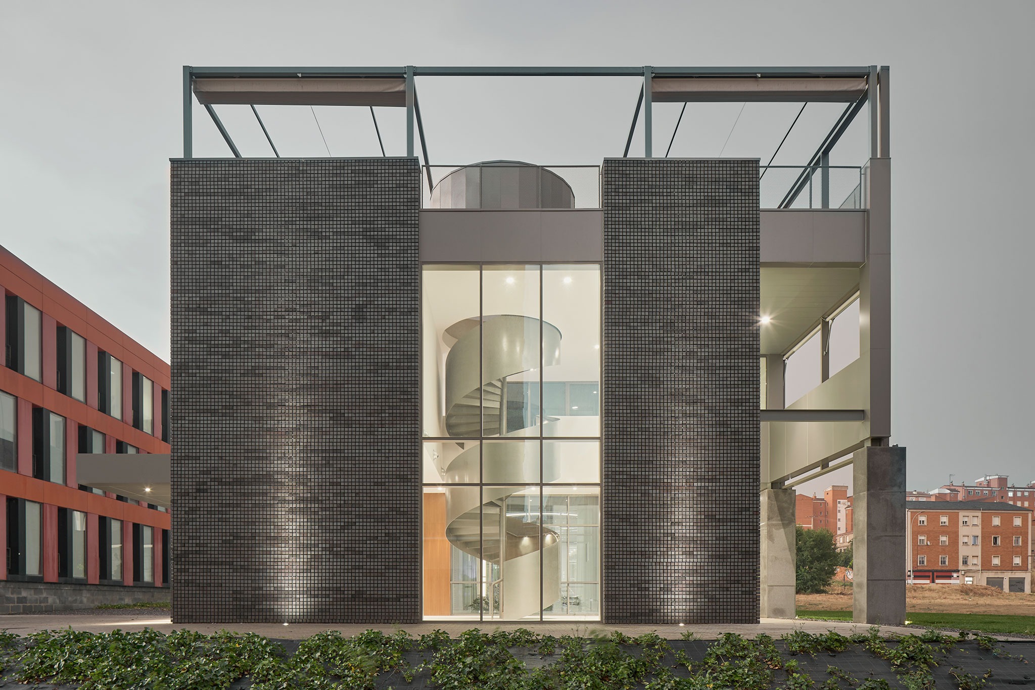 Ampliación del Centro de Empresas de Base Tecnológica por VIRA arquitectura. Fotografía por Javier Bravo.