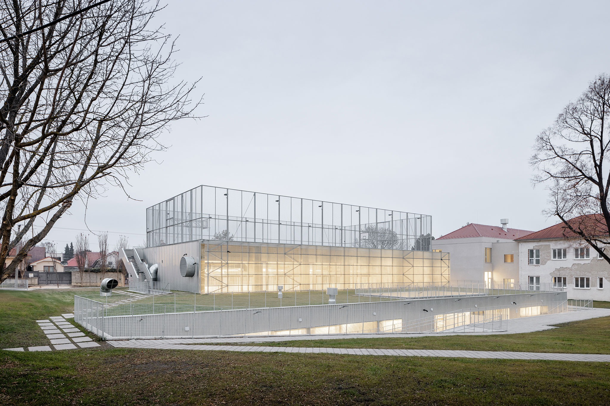 Ampliación de escuela primaria por Bakyta Architekti. Fotografía por Matej Hakár.  