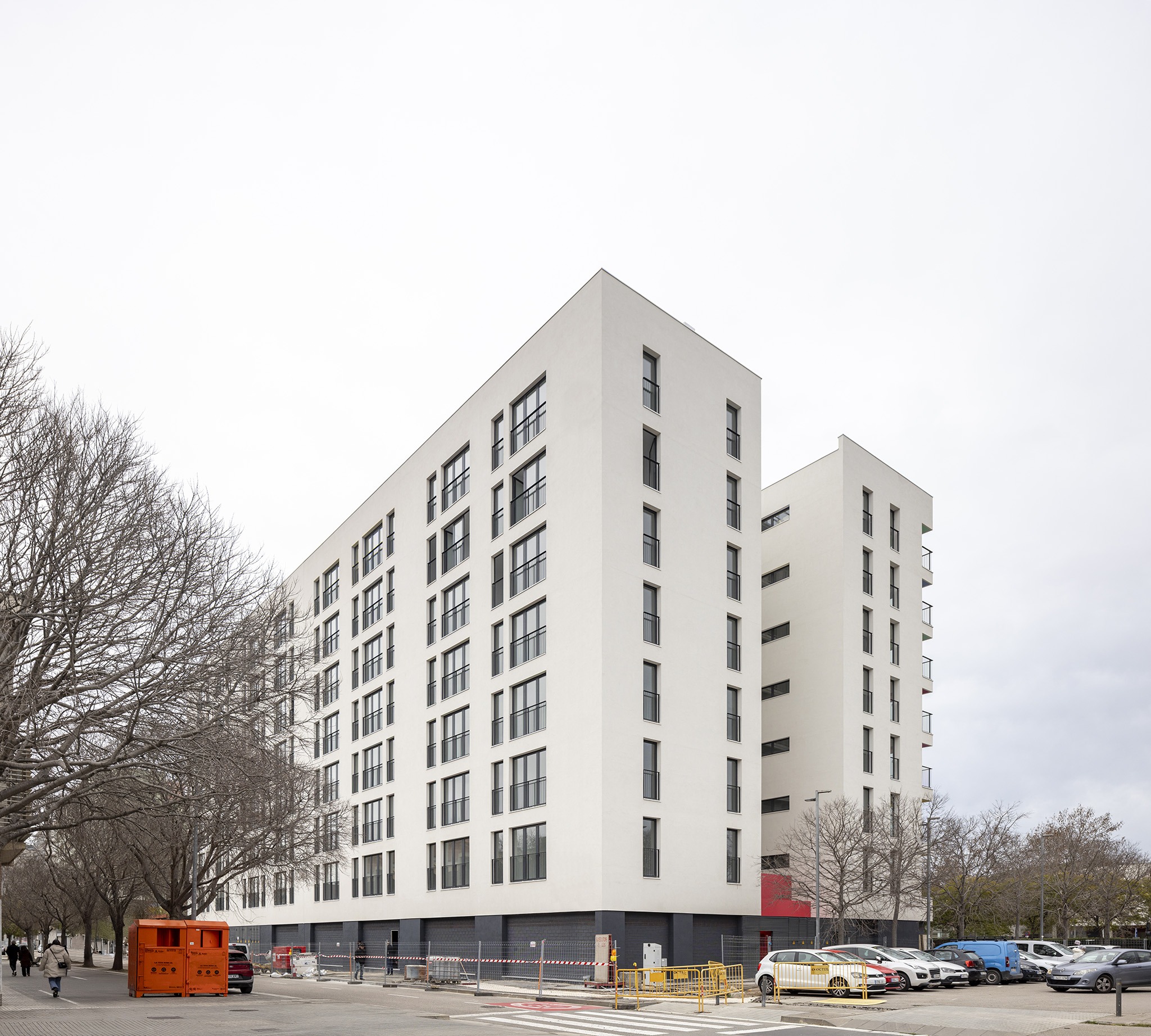 SB Building. 110 affordable rental apartments, complementary spaces, and commercial premises by EMBA. Photography by Oriol Gómez.