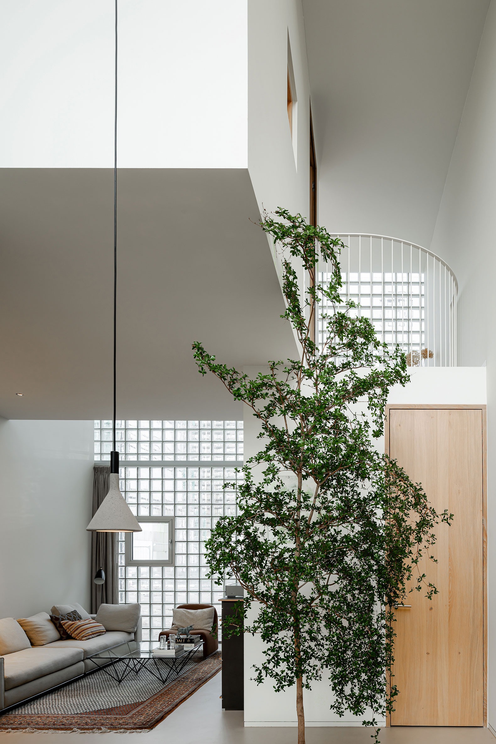 Casa de luz por Studioninedots. Fotografía por Sebastian van Damme.  