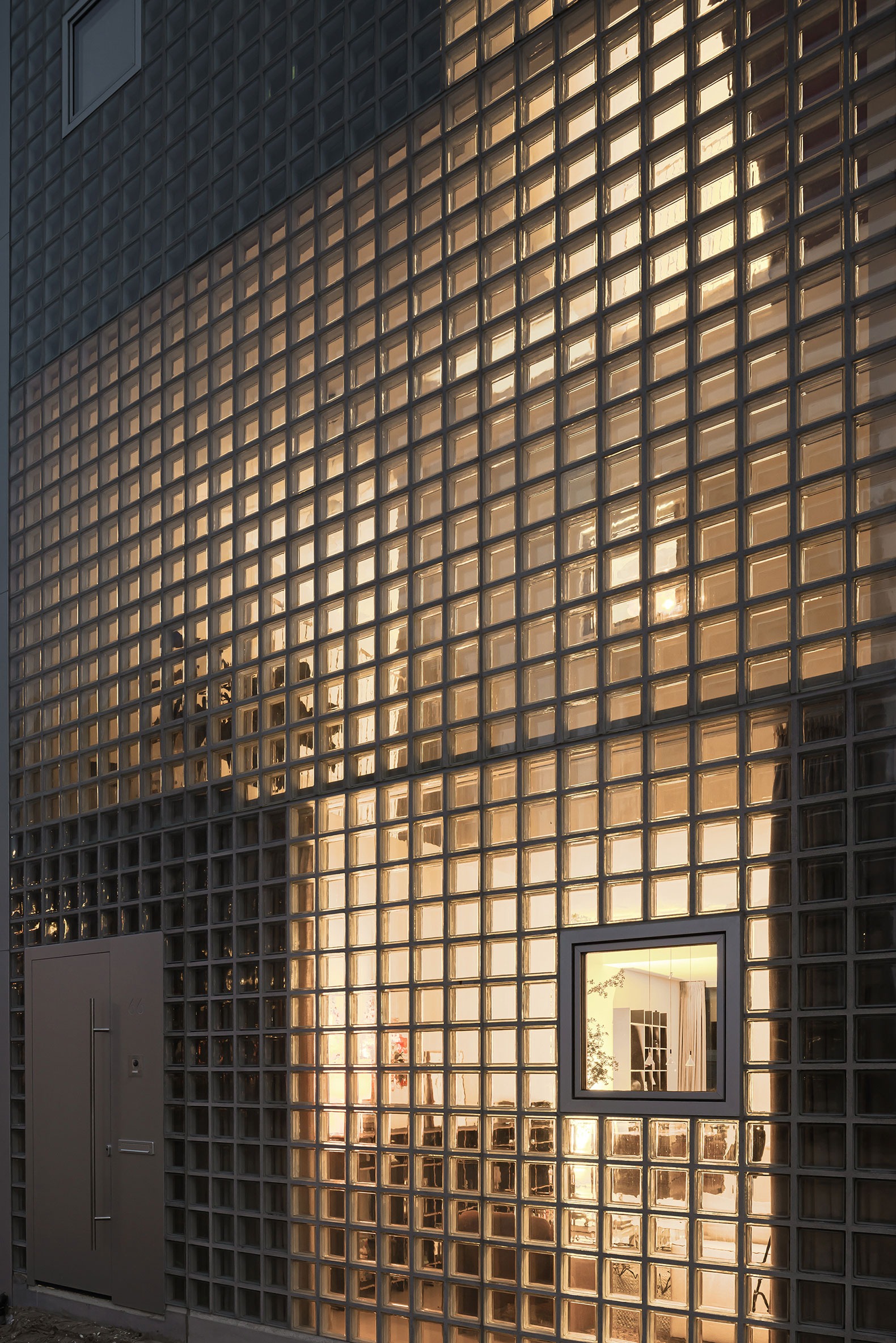 Casa de luz por Studioninedots. Fotografía por Sebastian van Damme.  