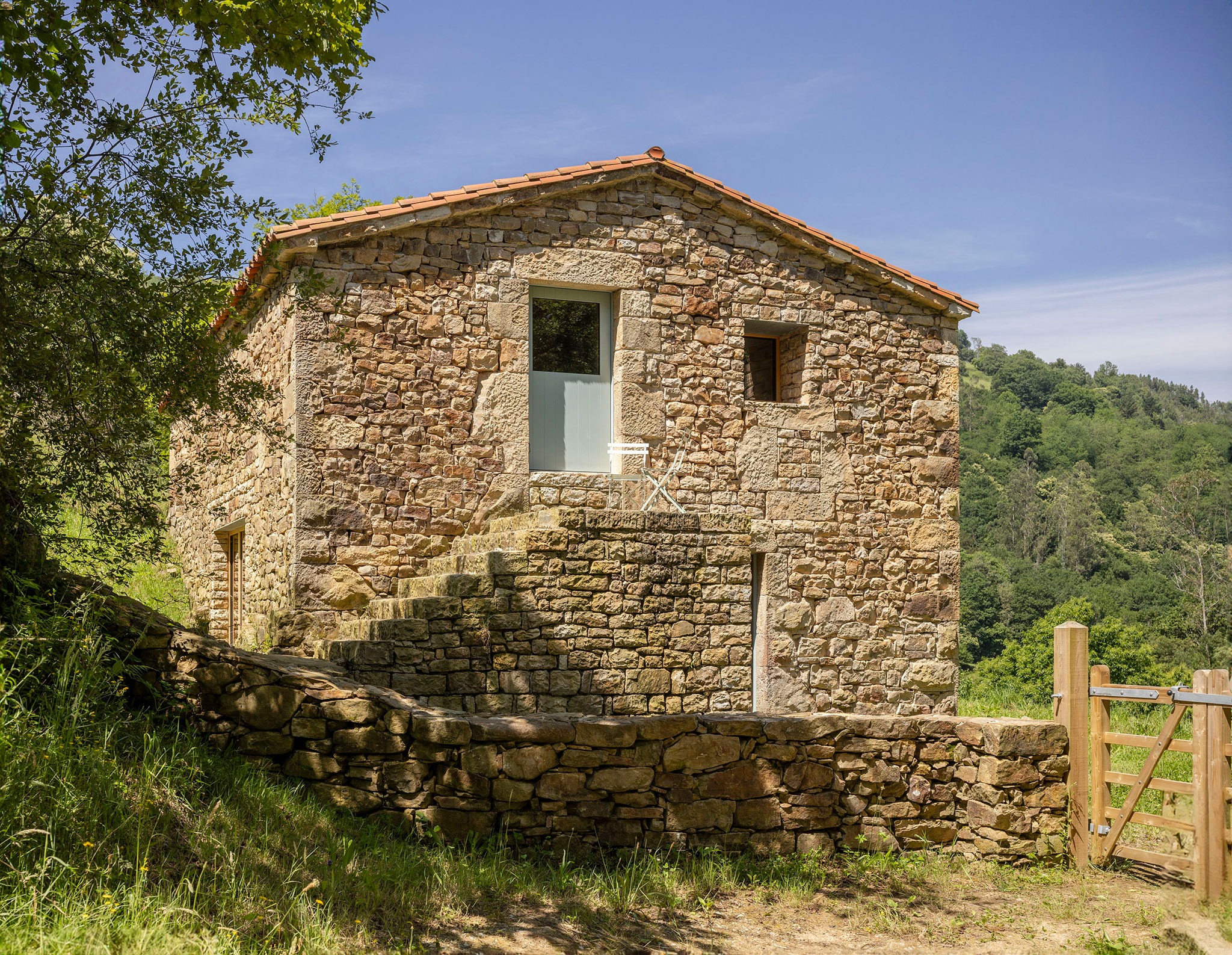 Casa Mínima por Estudio Mínima. Fotografía por Biderbost Photo.