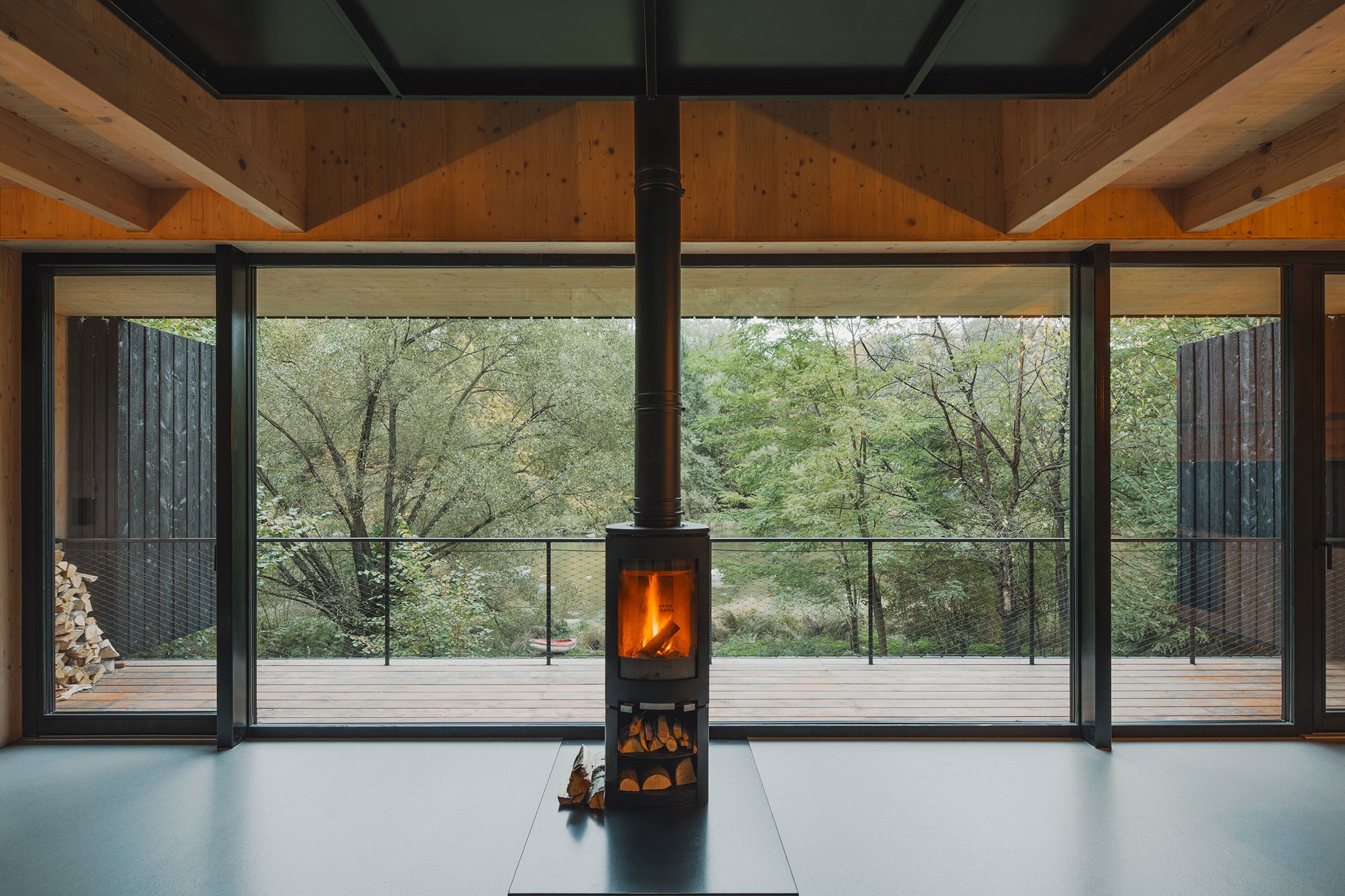 Cabaña «Entre la Roca y el Río» por Mimosa. Fotografía por Petr Polák.