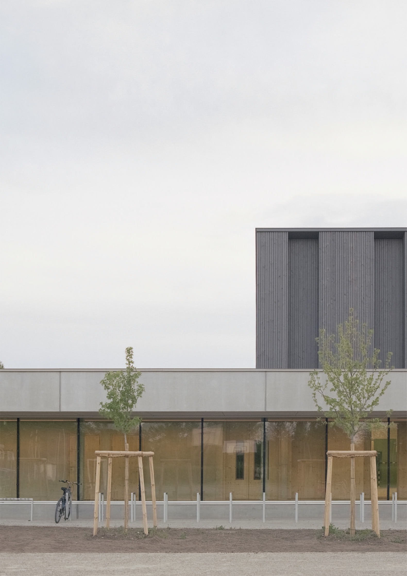 Complejo Deportivo Katia & Maurice Krafft por RHB architectes. Fotografía por Guillaume Porche.