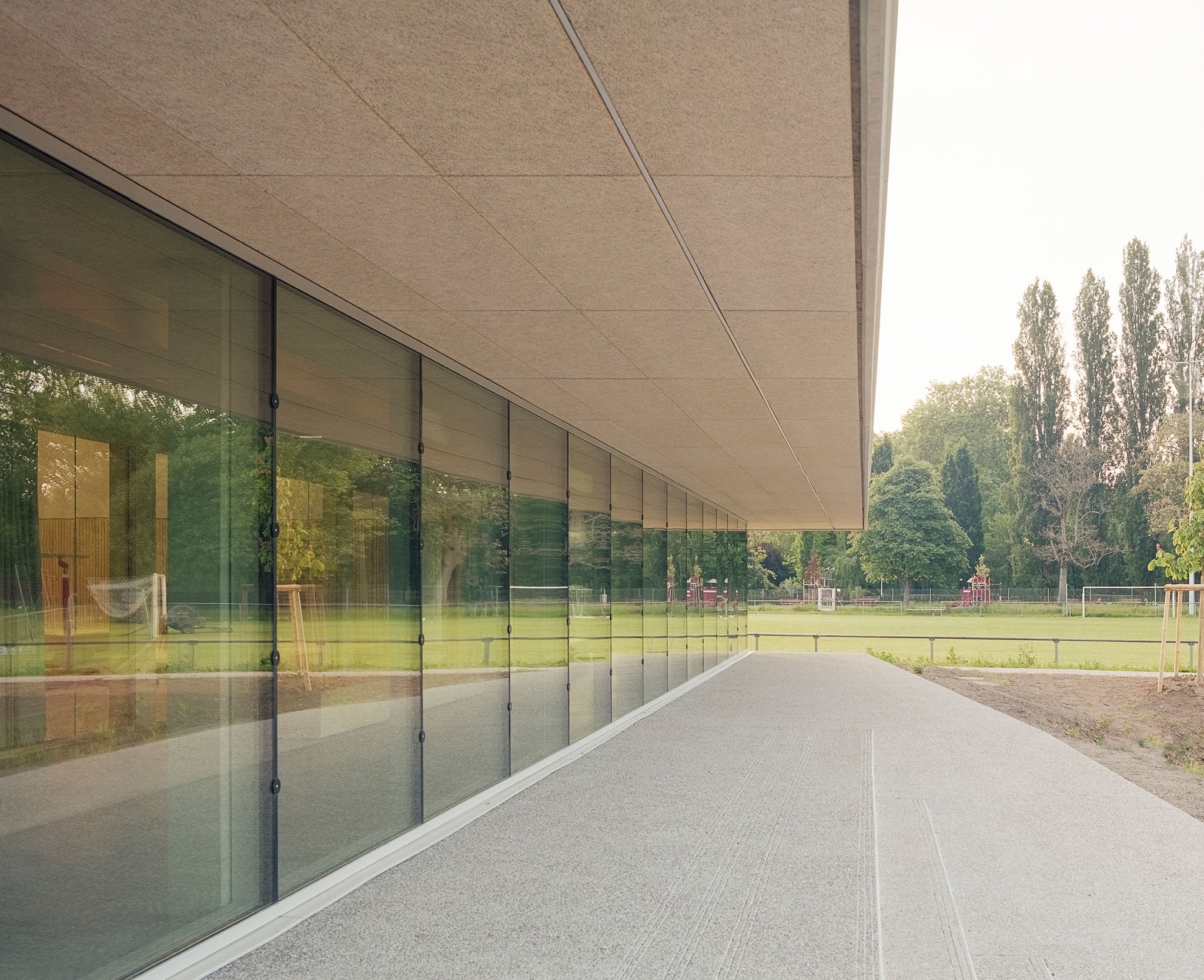 Complejo Deportivo Katia & Maurice Krafft por RHB architectes. Fotografía por Guillaume Porche.