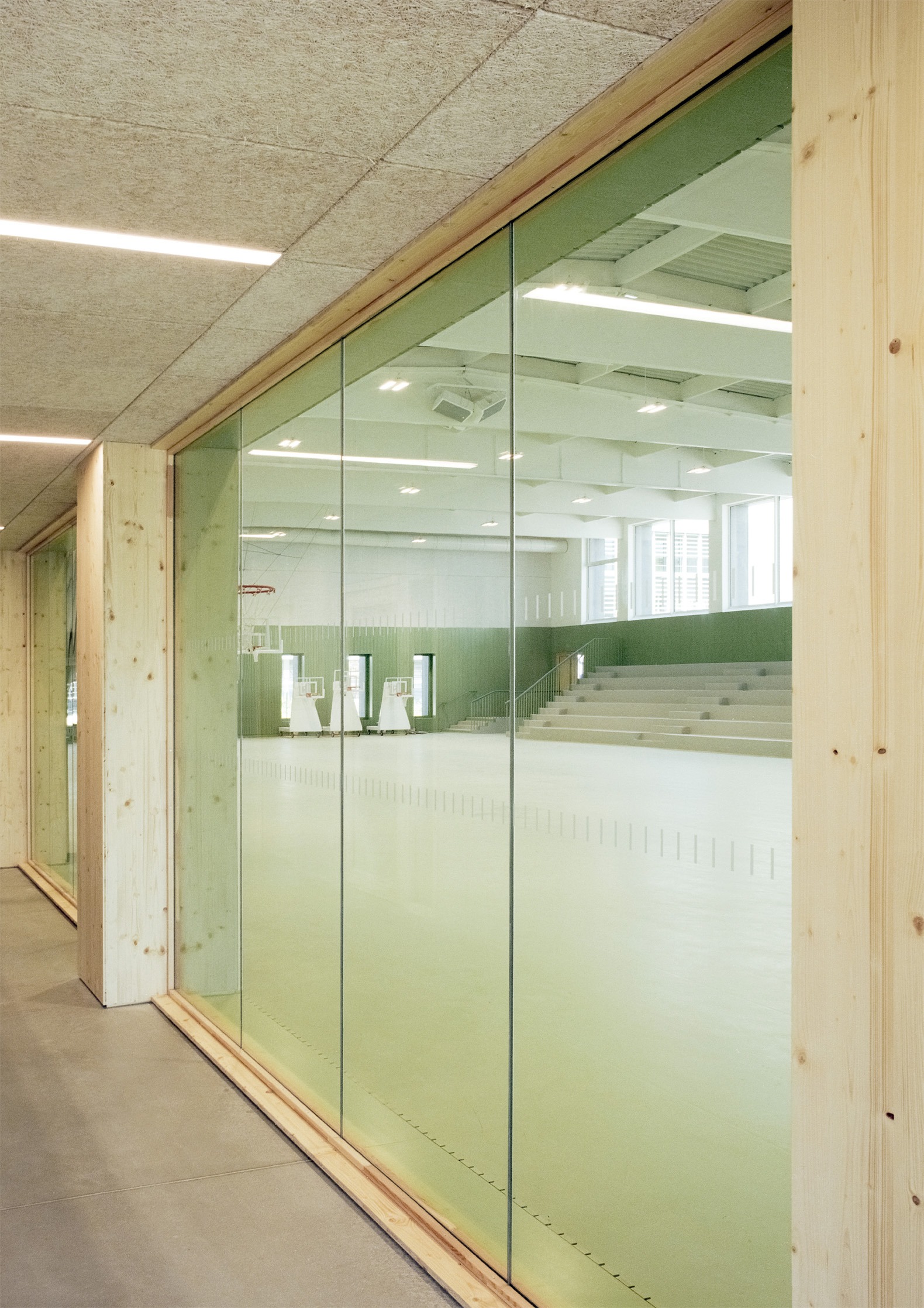 Complejo Deportivo Katia & Maurice Krafft por RHB architectes. Fotografía por Guillaume Porche.