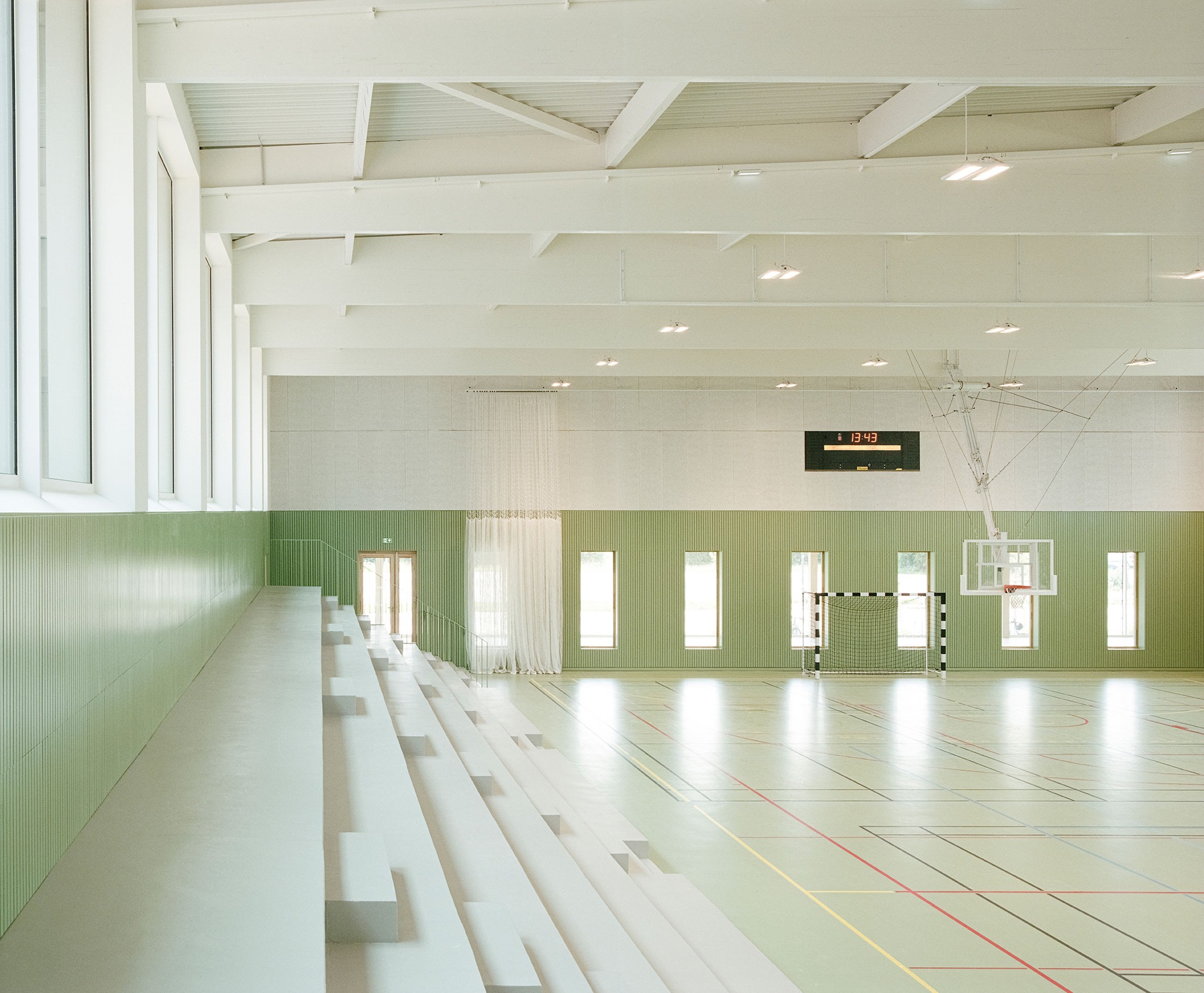 Complejo Deportivo Katia & Maurice Krafft por RHB architectes. Fotografía por Guillaume Porche.