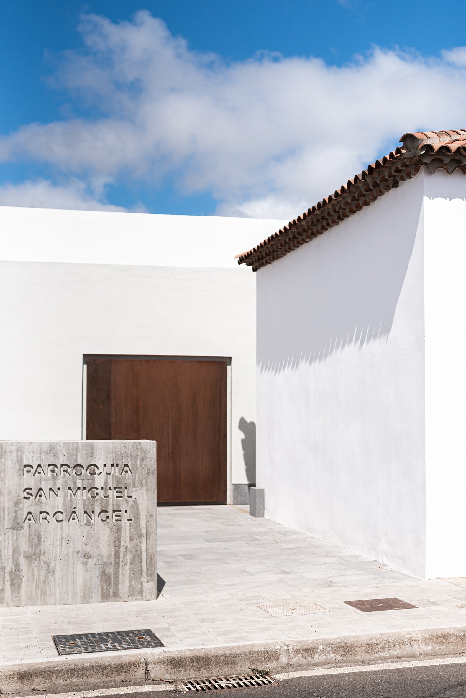 Iglesia de San Miguel Arcángel de Geneto por Alejandro Beautell. Fotografía por Flavio Dorta.