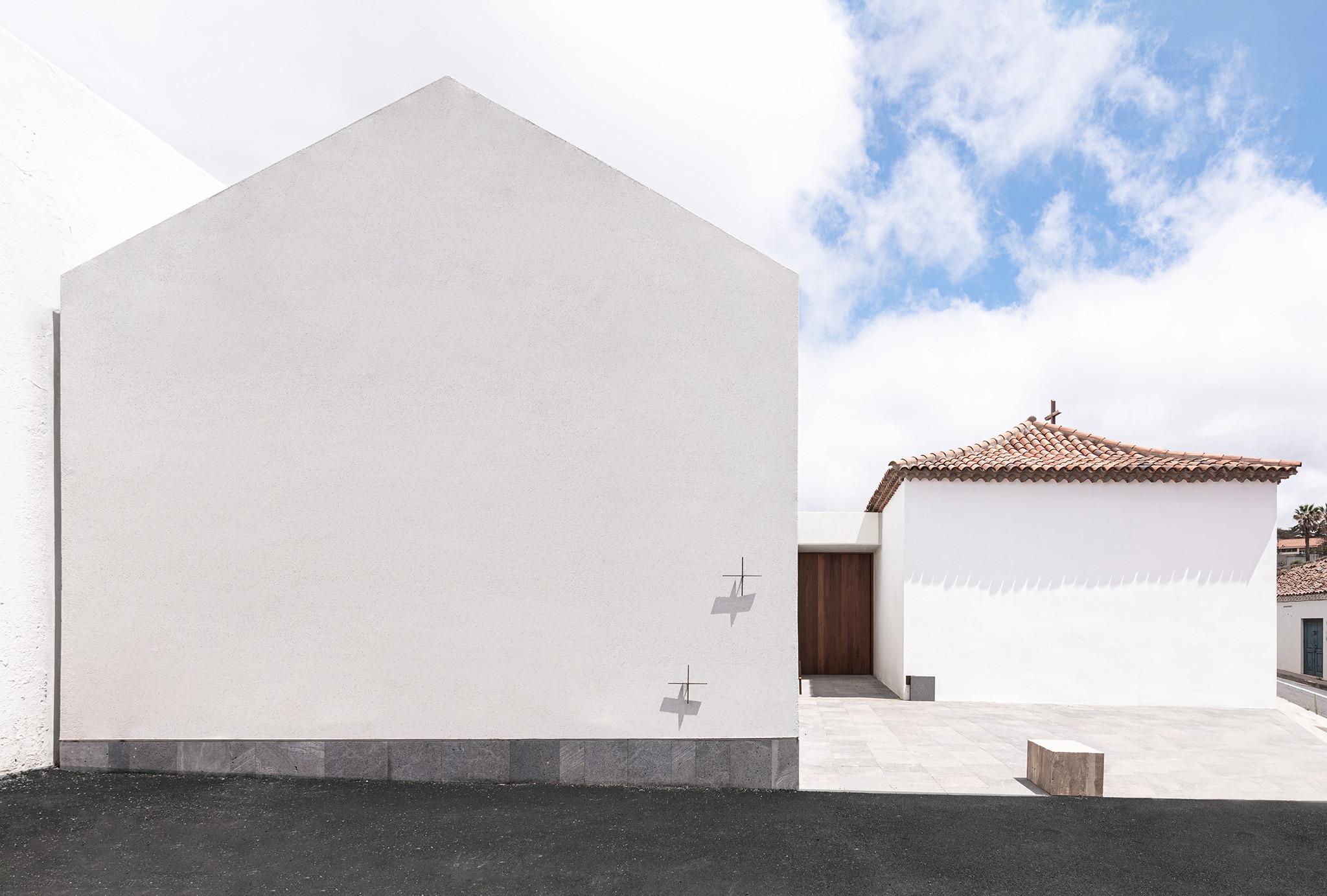 Iglesia de San Miguel Arcángel de Geneto por Alejandro Beautell. Fotografía por Flavio Dorta.