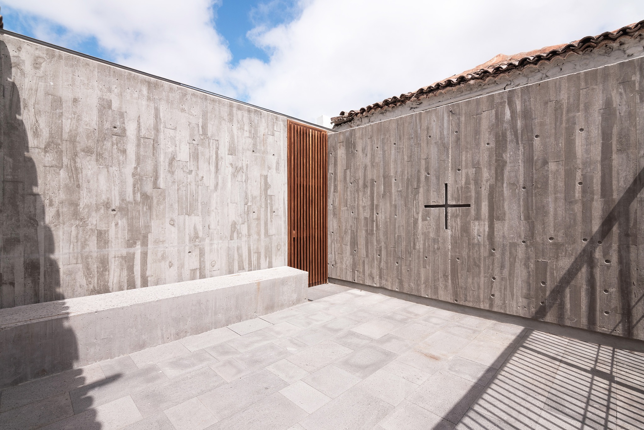 Iglesia de San Miguel Arcángel de Geneto por Alejandro Beautell. Fotografía por Flavio Dorta.