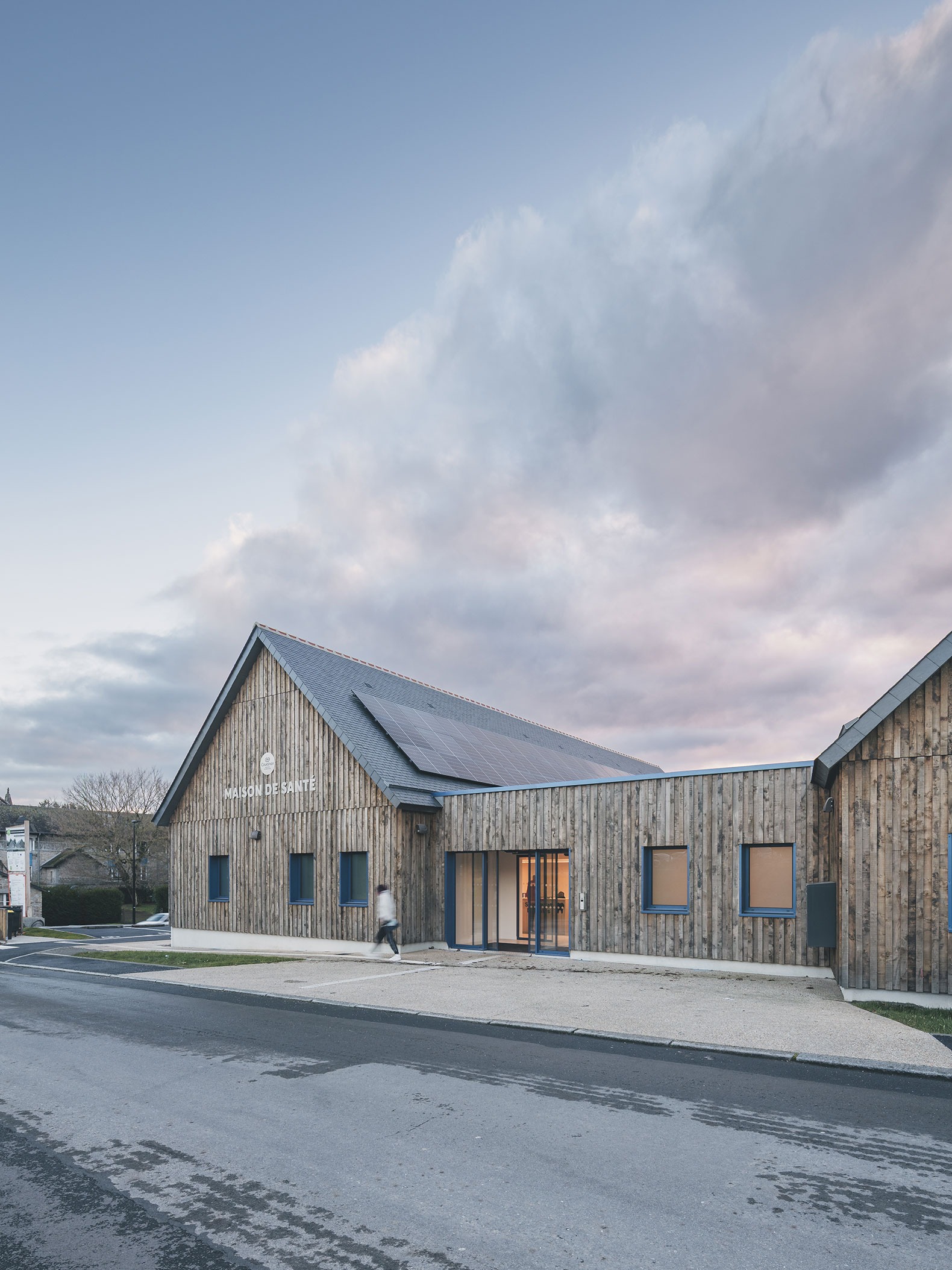 Centro de salud Tremblay Val-Couesnon por Celeste. Fotografía por Eric Sueur.  