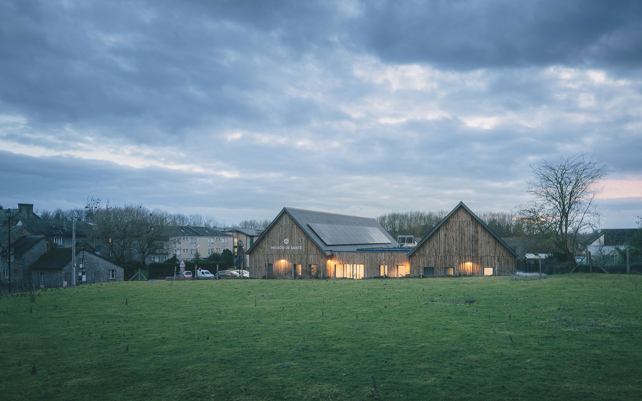 Centro de salud Tremblay Val-Couesnon por Celeste. Fotografía por Eric Sueur.  