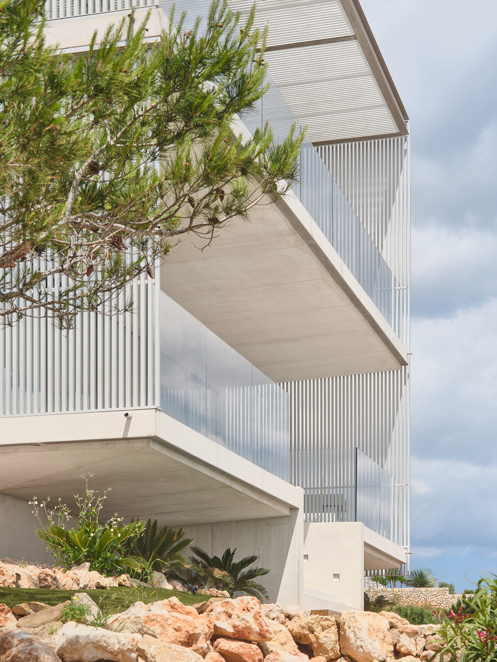 Casa de acero por Nomo Studio. Fotografía por Adrià Goula.