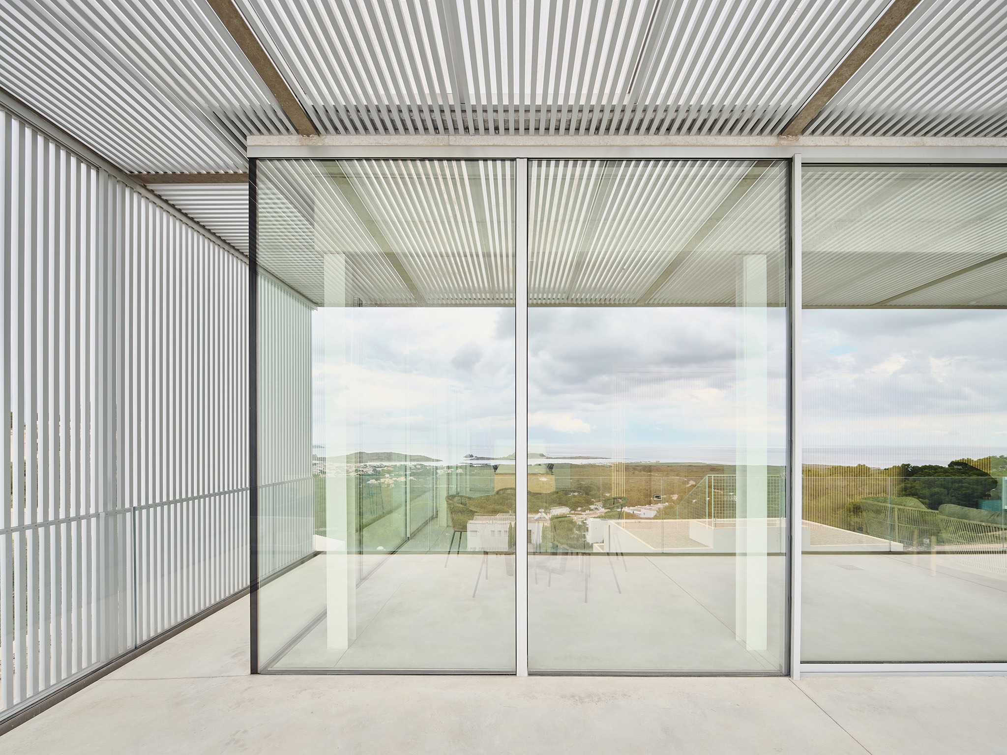 Casa de acero por Nomo Studio. Fotografía por Adrià Goula.