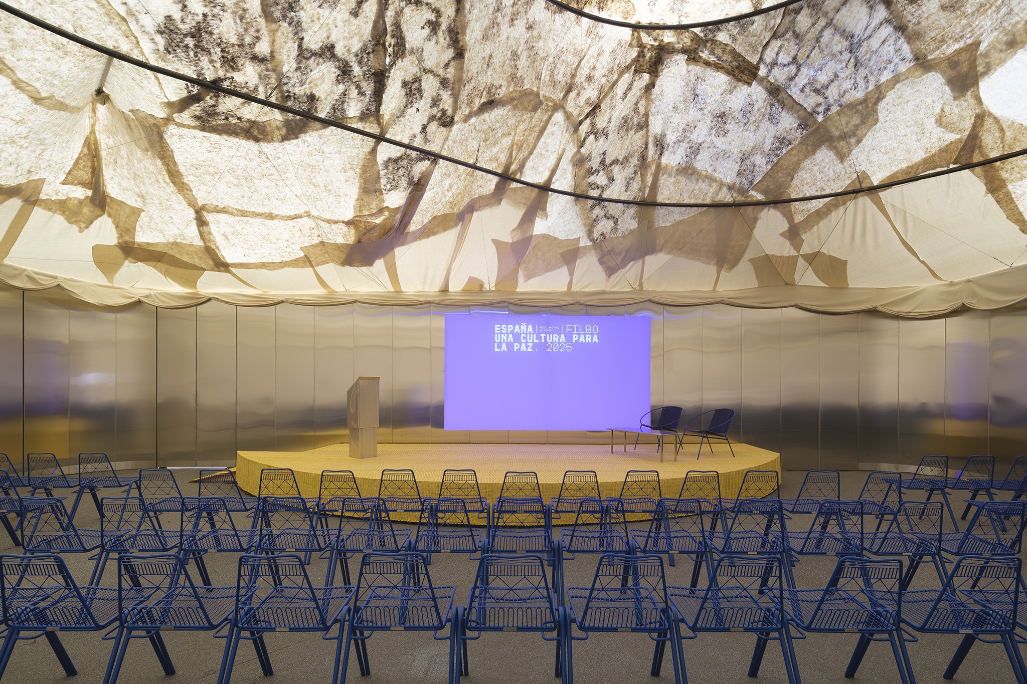 The Spanish Pavilion at Filbo by Lluís Alexandre Casanovas Blanco, Paula Chalkho Rozenblum, Enrique Espinosa Pérez and Santiago Pradilla Hosie. Photograph by Javier Agustín Rojas