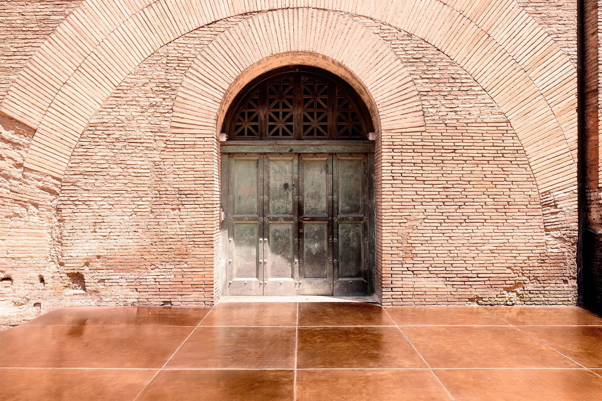 El nuevo acceso a los espacios situados detrás de la Rotonda del Panteón. Panteón – Micro-arquitecturas para la Arqueología por STARTT. Fotografía por Alessandro Penso. 