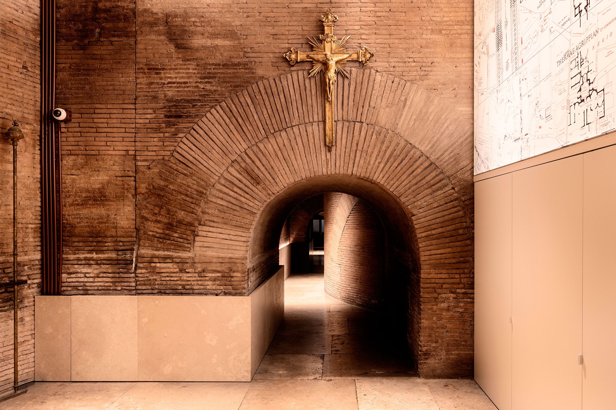 El paso a la Rotonda. Panteón – Micro-arquitecturas para la Arqueología por STARTT. Fotografía por Alessandro Penso.