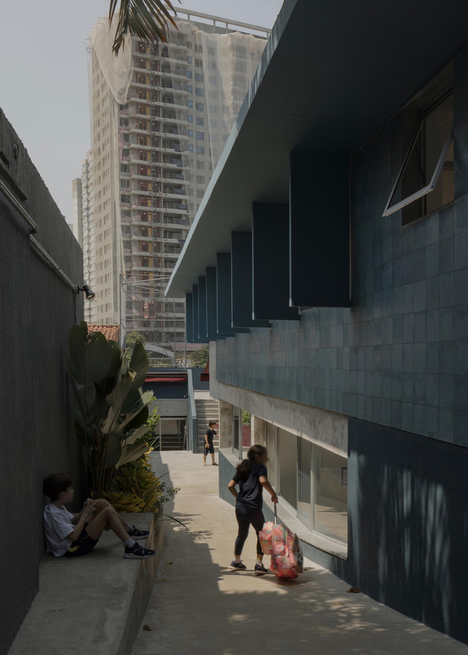 São Sabas College by Guido Otero Arquitetura. Photograph by Federico Cairoli.