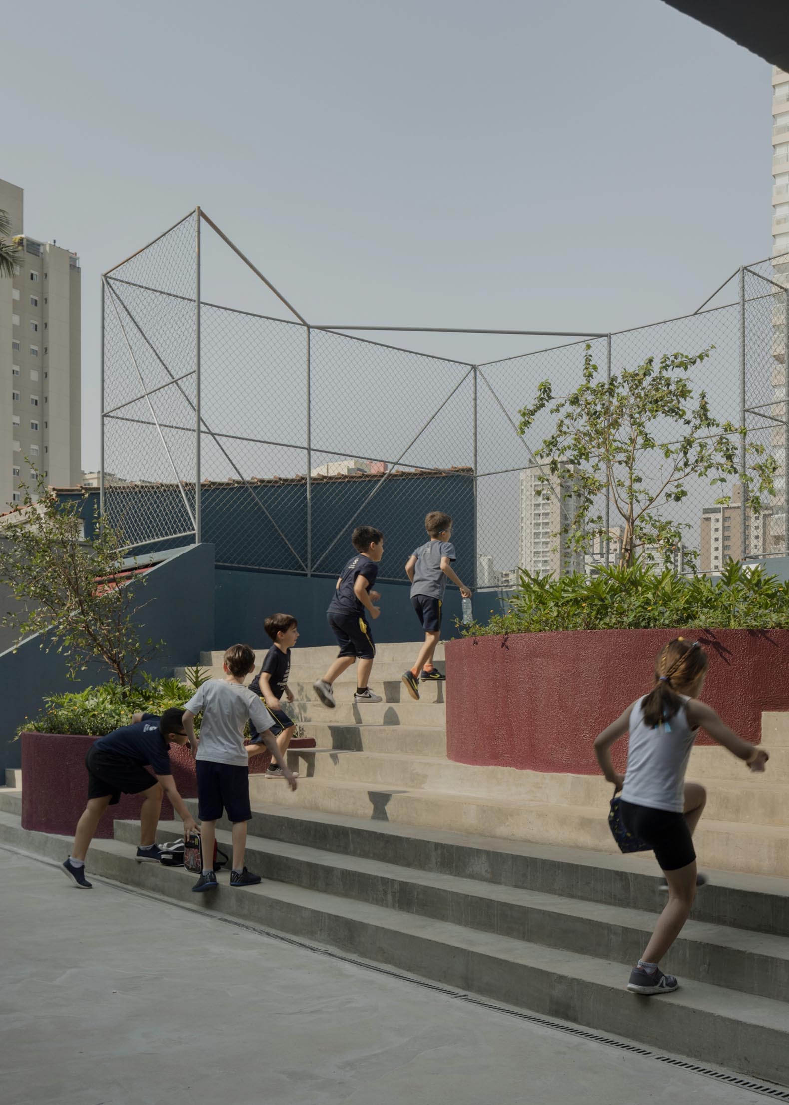 Colegio São Sabas por Guido Otero Arquitetura. Fotografía por Federico Cairoli.