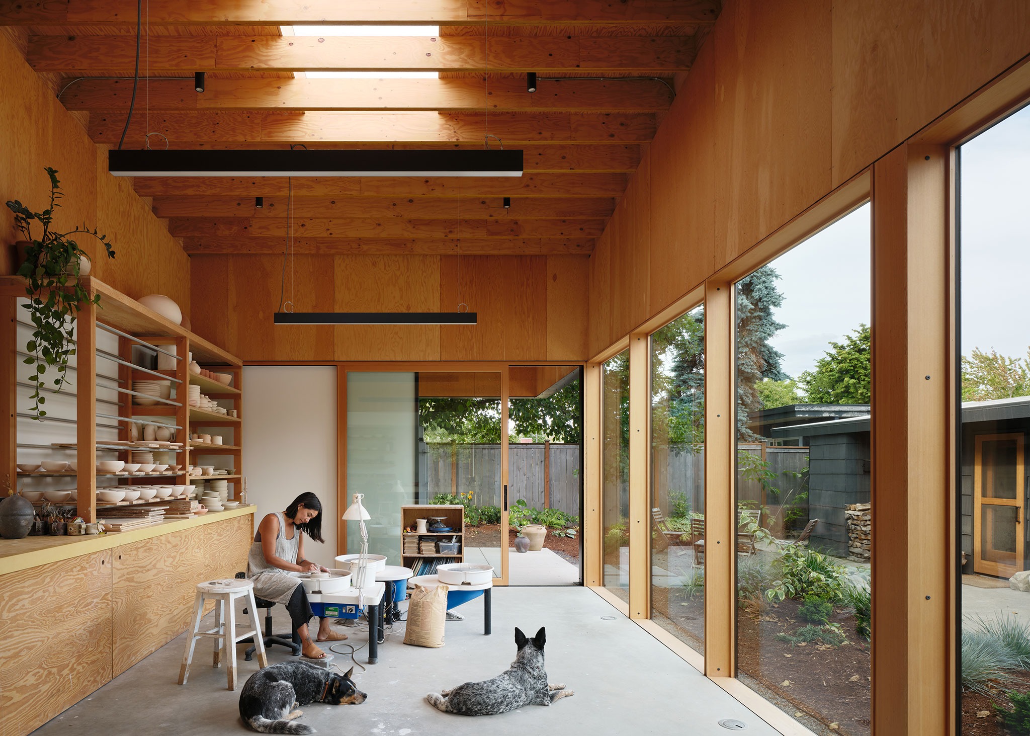 Estudio de cerámica por GO'C. Fotografía por Kevin Scott.