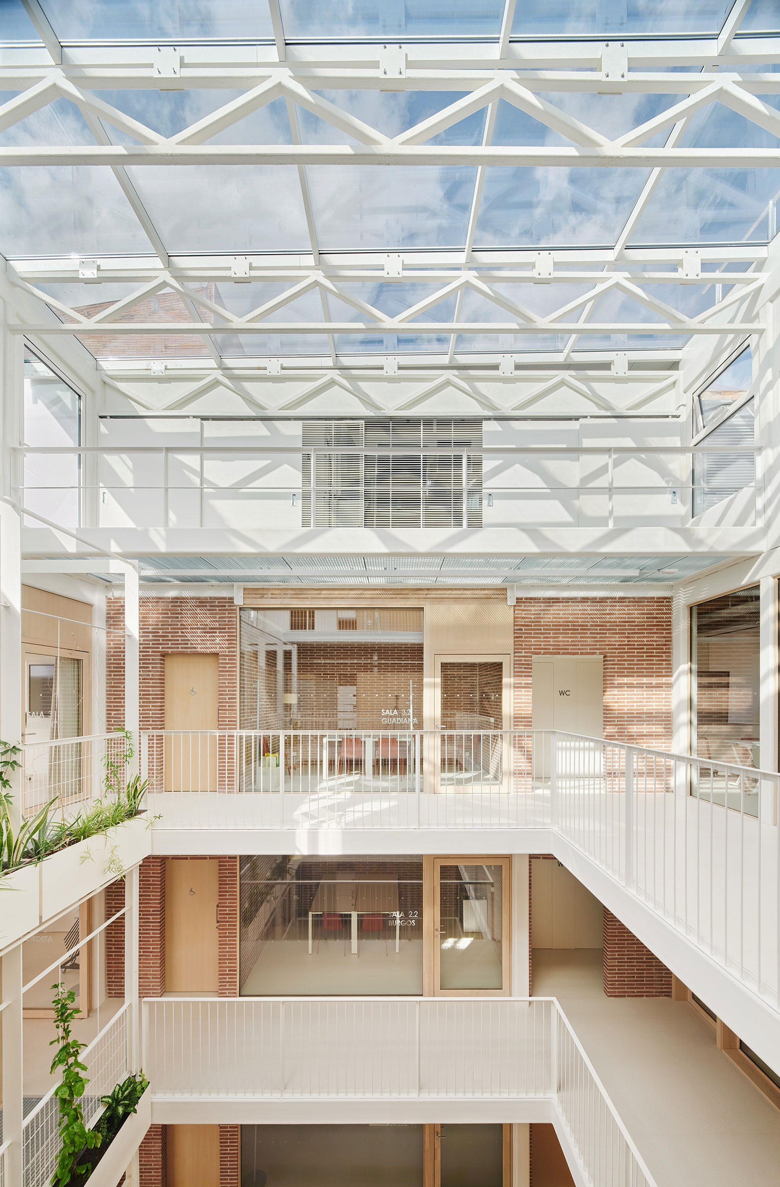 Detalle de la fachada. Centro Social de Sants por Laos Arquitectura + Mercè Zazurca Codolà + César Sánchez Medrano.