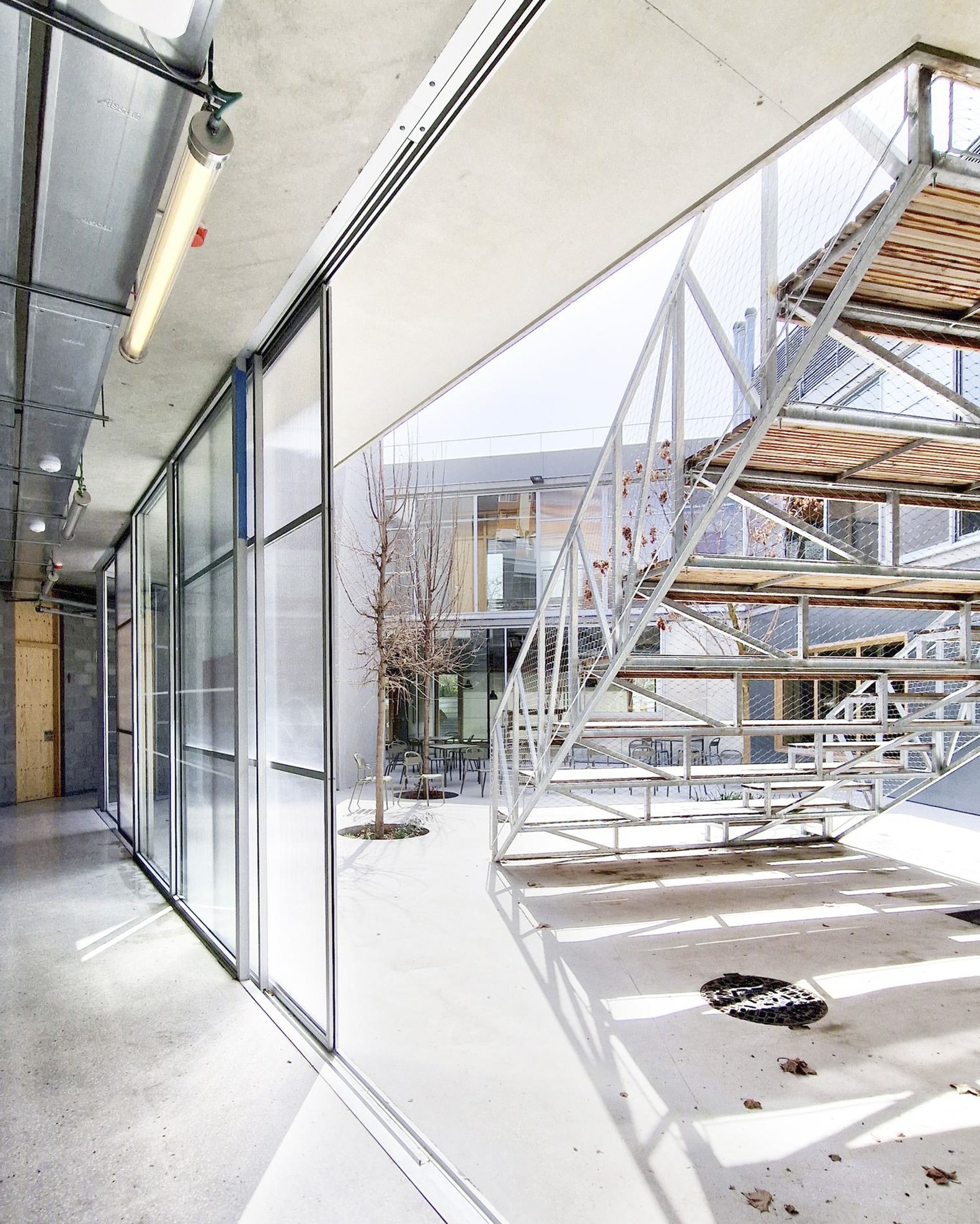 Centro Juvenil Prosperitat por MIBA Architects. Fotografía por Adrià Goula.