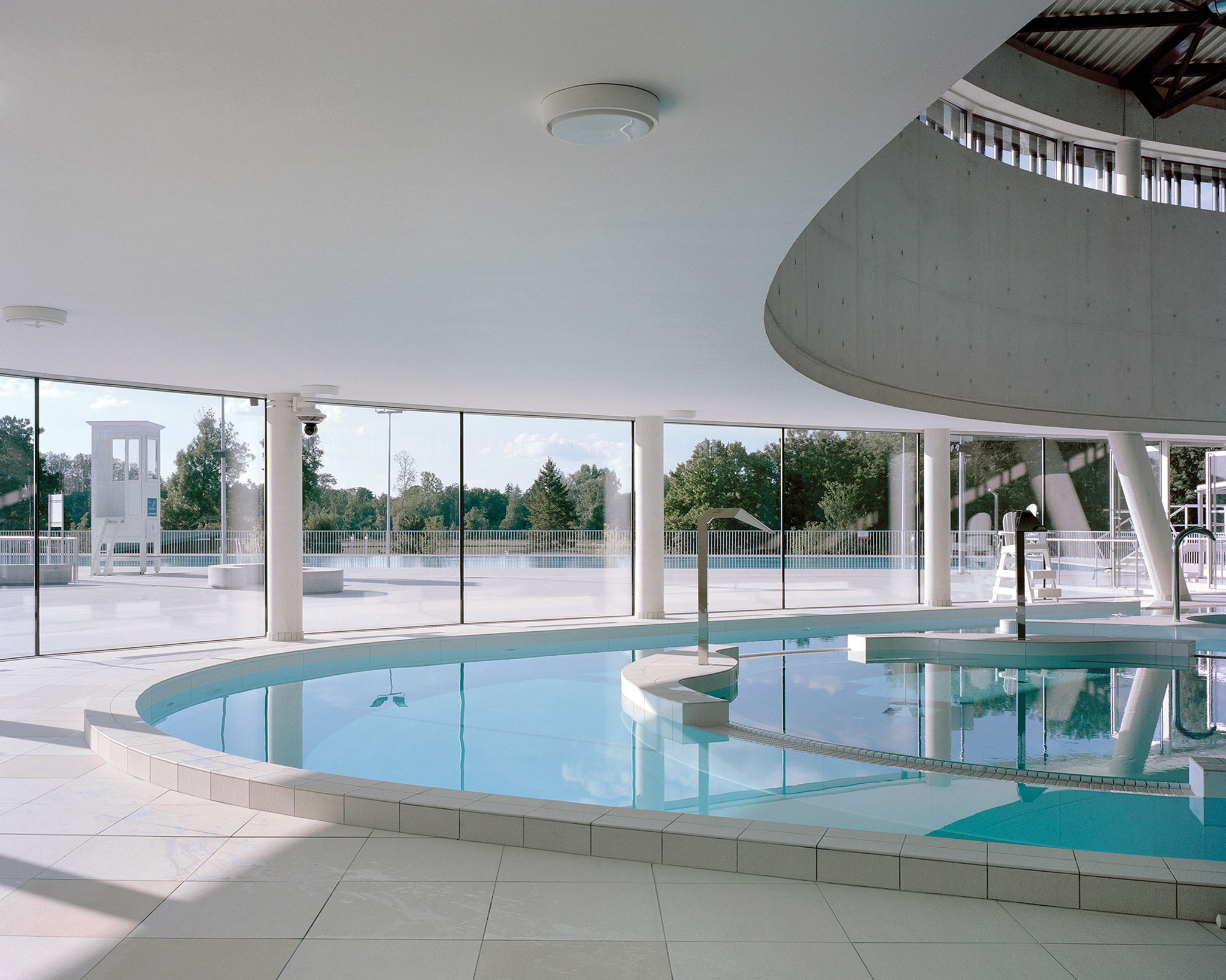 Aquatic Centre in Châteauroux by Mikoü. Photograph by Maxime Delvaux.