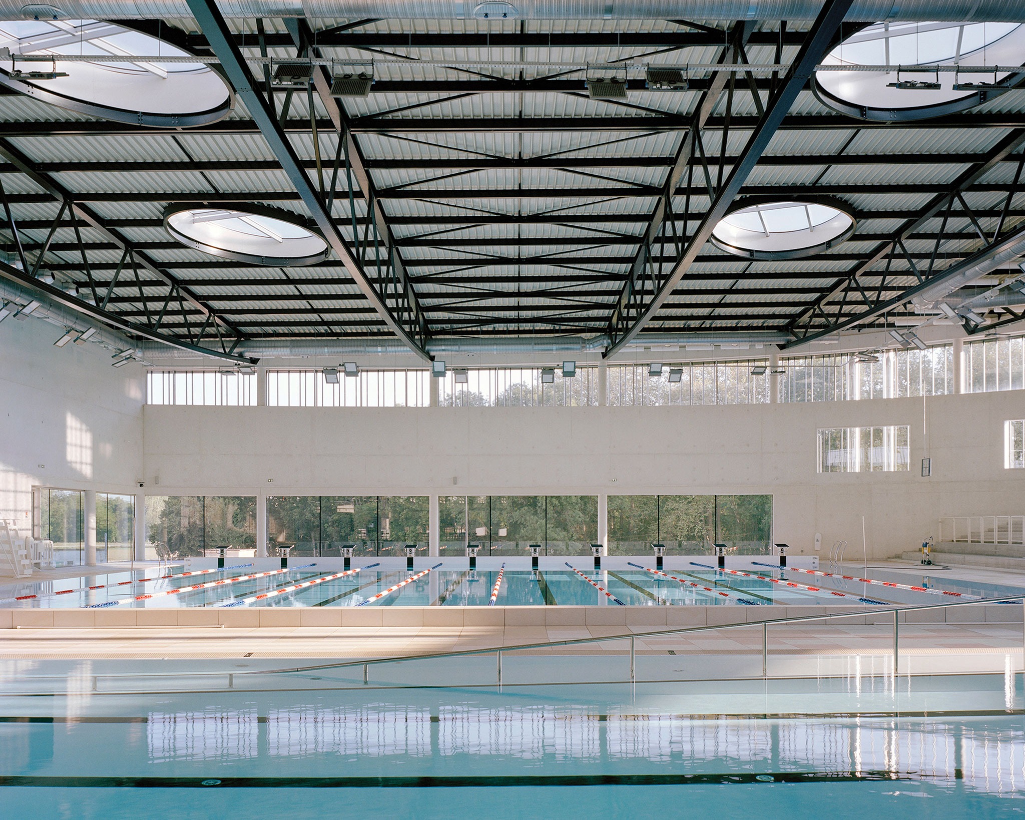 Aquatic Centre in Châteauroux by Mikoü. Photograph by Maxime Delvaux.