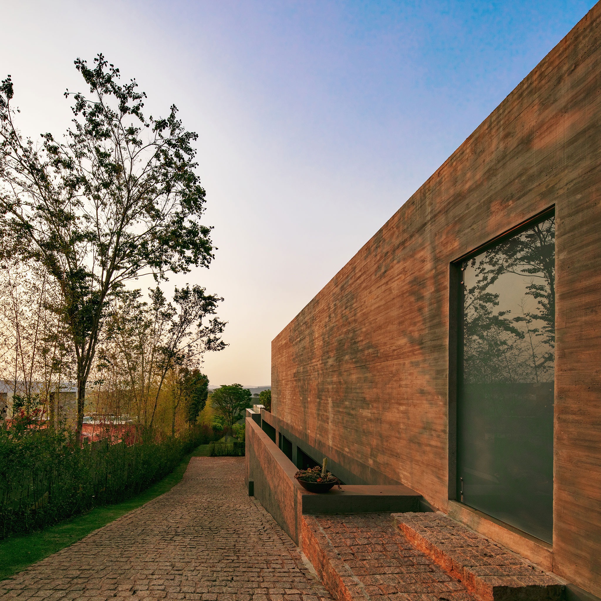 Casa Baroneza por Sabella Arquitetura. Fotografía por Nelson Kon. 